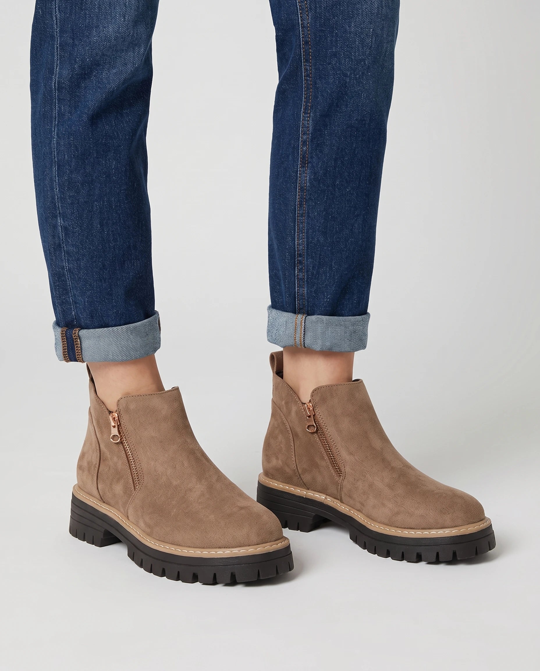Bottines à zip latéral en suédine Félicité — Noisette, portées en plan rapproché avec un jean droit retroussé