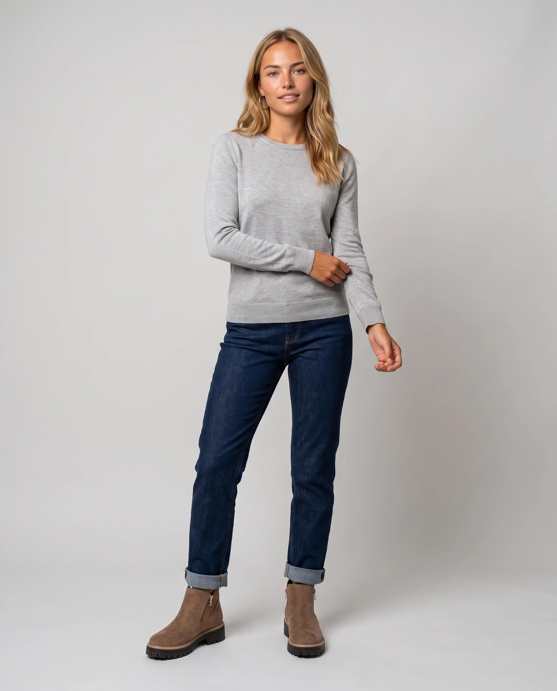 Bottines à zip latéral en suédine Félicité — Noisette, portées en plein pied studio