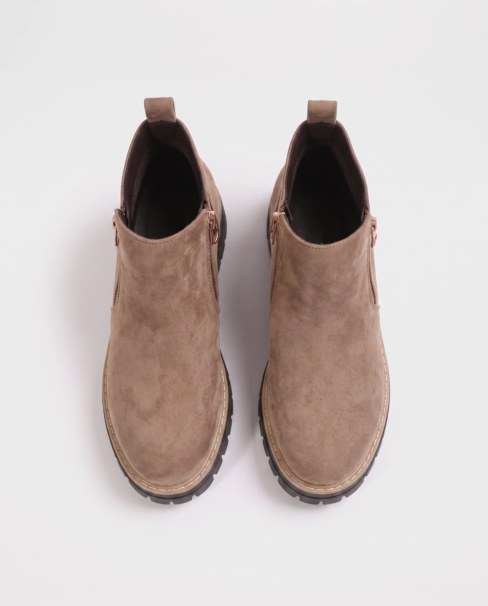 Bottines à zip latéral en suédine Félicité — Noisette, paire vue en plongée en studio