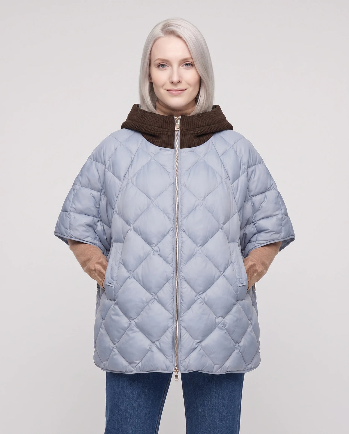 Cape matelassée à capuche tricot Stella en Bleu Ciel, plan rapproché de face, capuche baissée, zippée