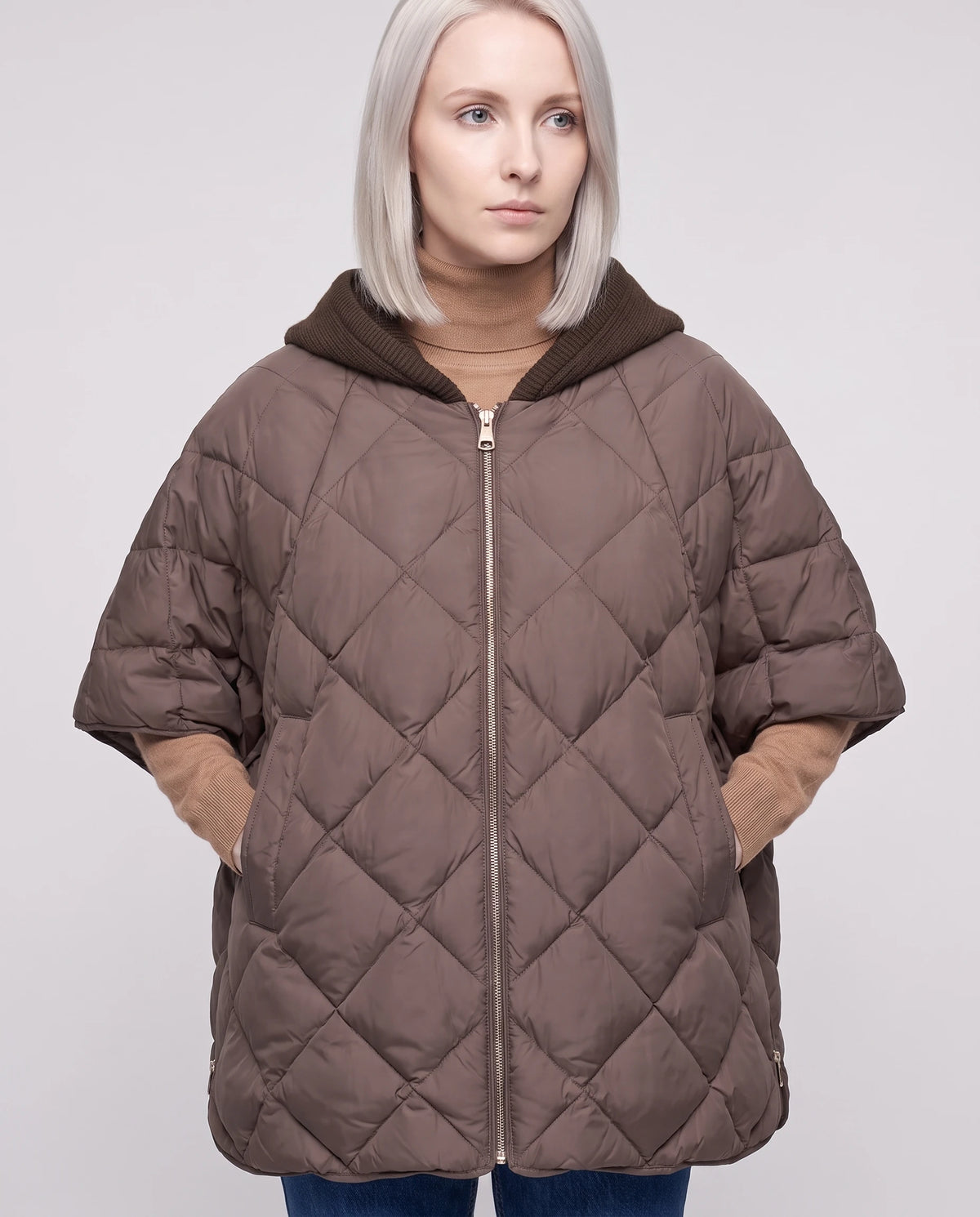 Cape matelassée à capuche tricot Stella en Brun, plan rapproché de face, capuche baissée, zippée