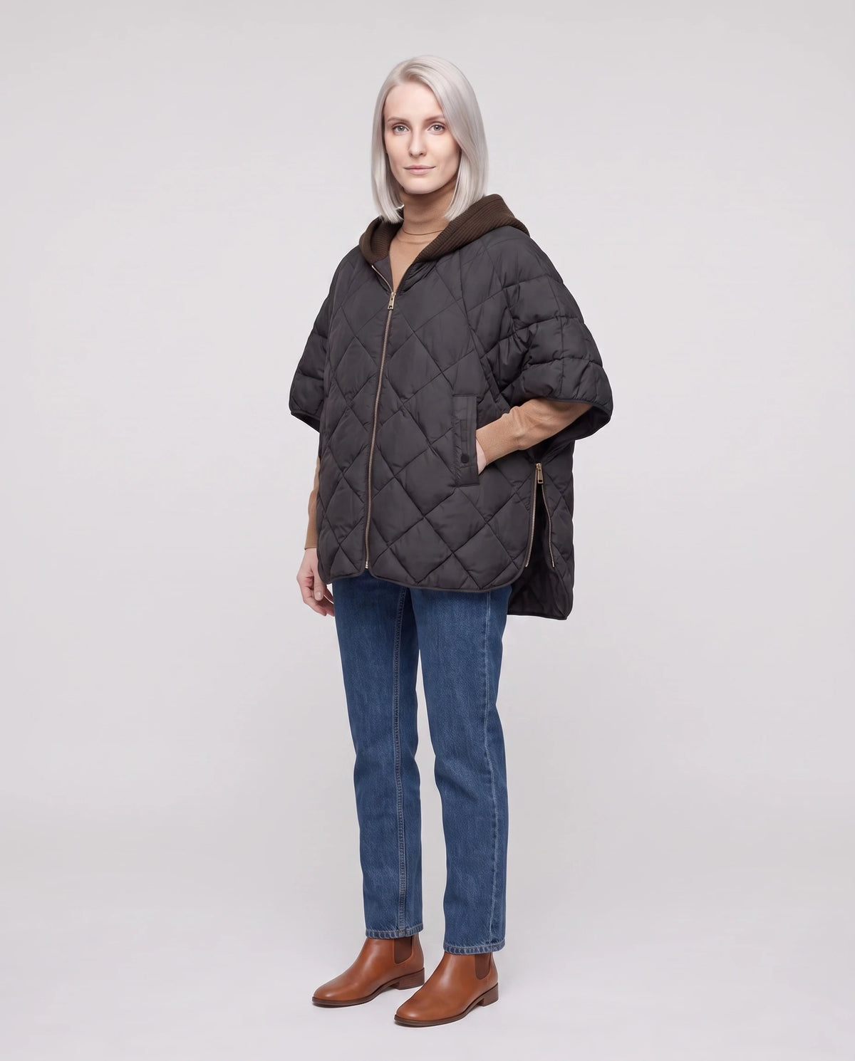 Cape matelassée à capuche tricot Stella en Noir, vue de trois quarts, zips latéraux ouverts