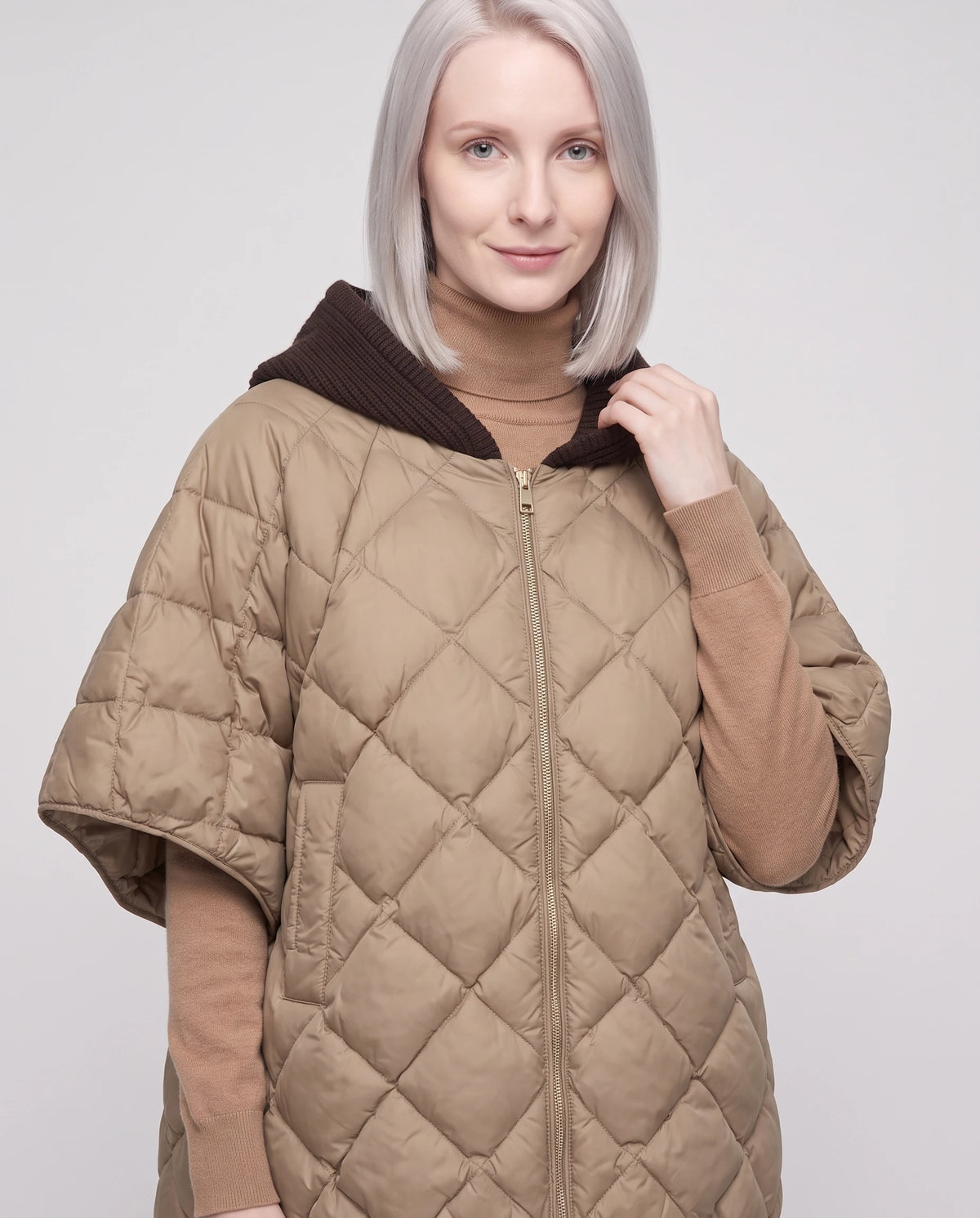 Cape matelassée à capuche tricot Stella en Sable, plan rapproché de face, capuche baissée, zippée