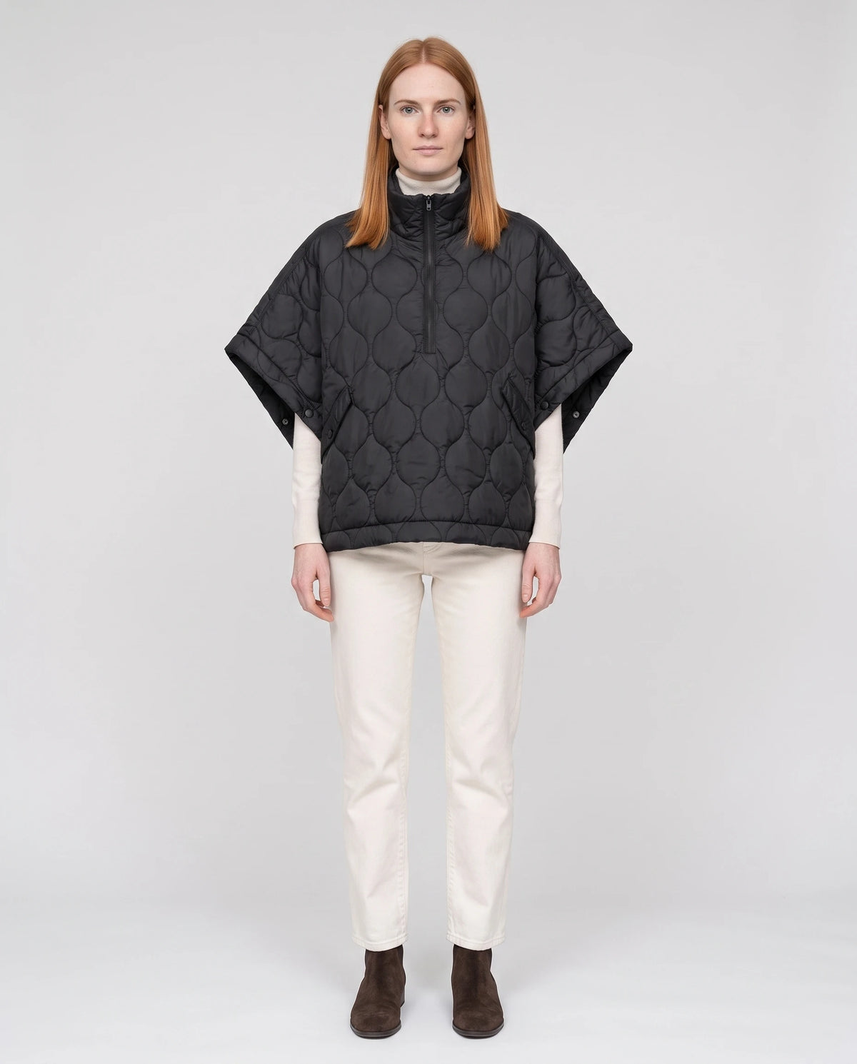 Cape matelassée à demi-zip Orane en Noir, vue de face en pied, demi-zip fermé