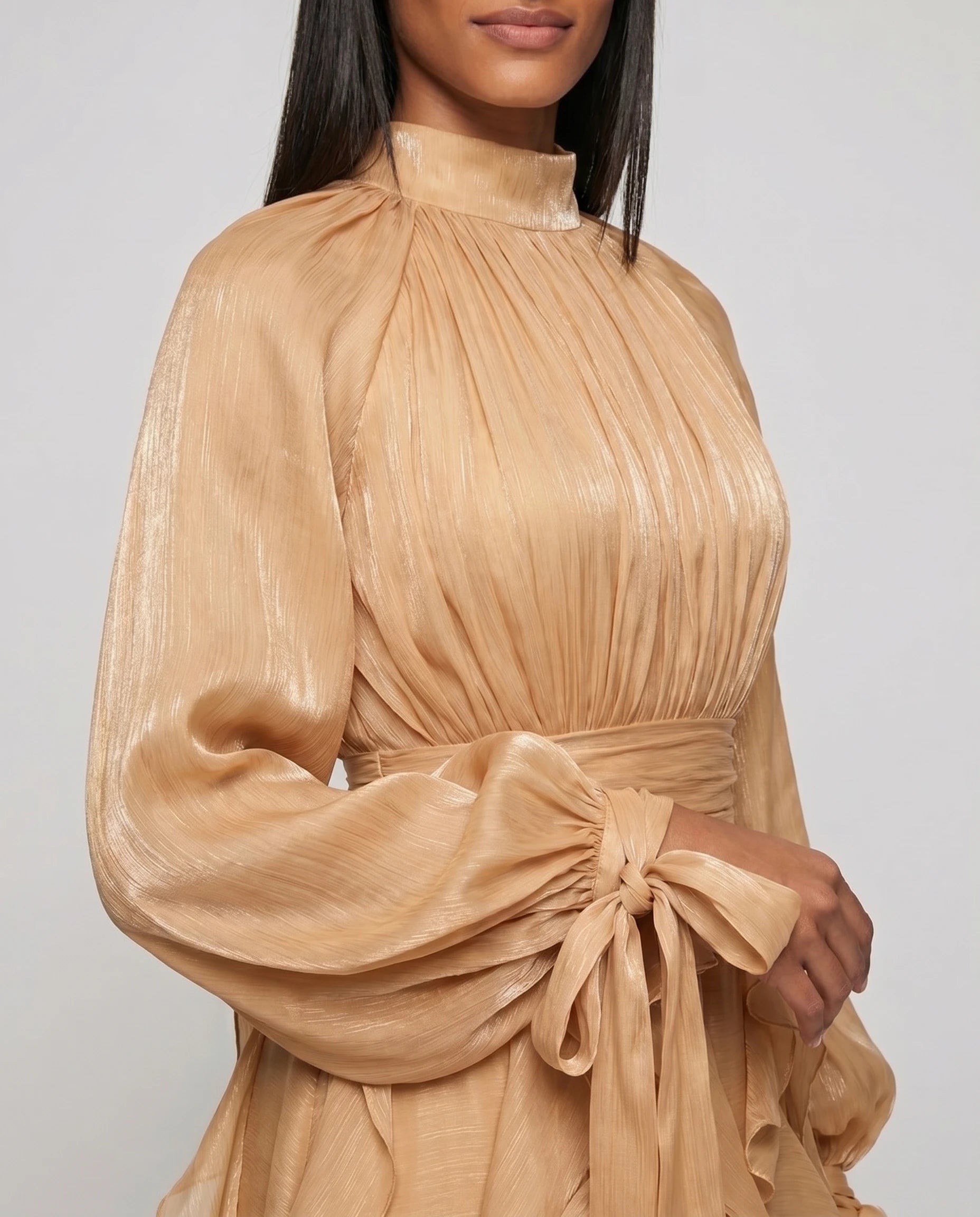 Robe de soiree col montant manches nouees detail caramel