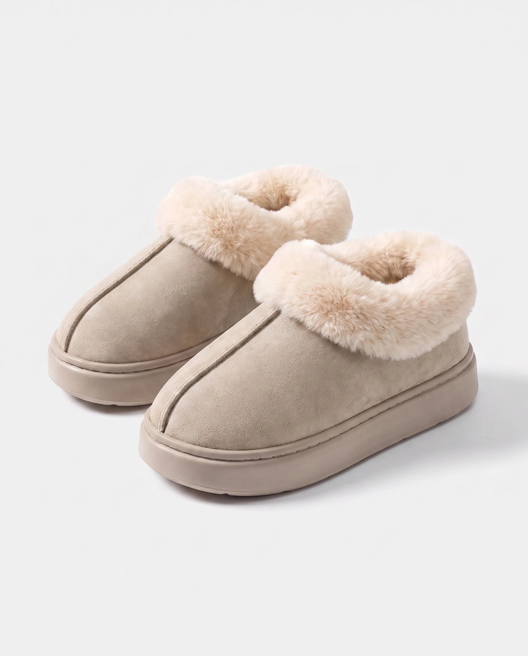 Chaussons bottines en peluche Roselène — Beige, paire en packshot studio