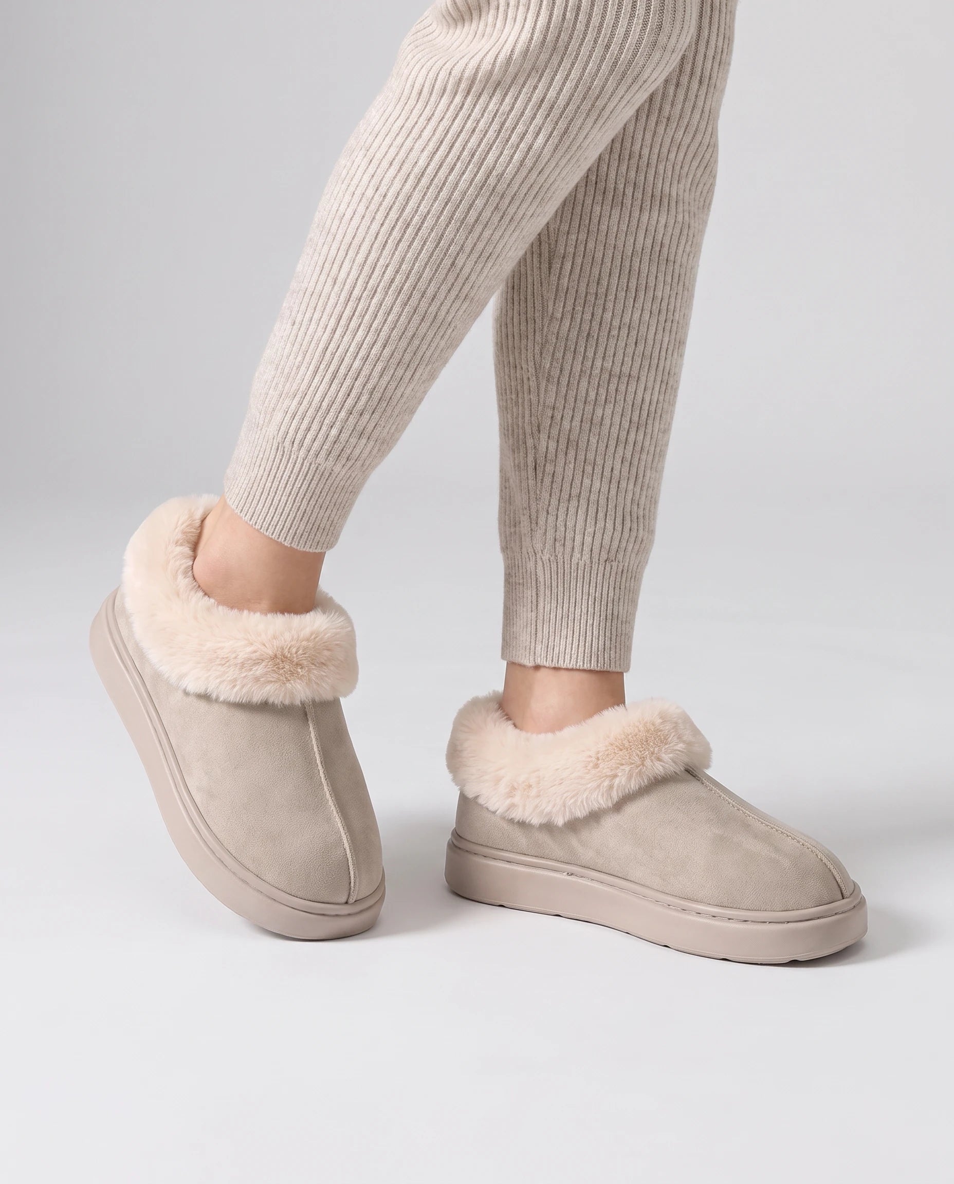 Chaussons bottines en peluche Roselène — Beige, portés en plan rapproché