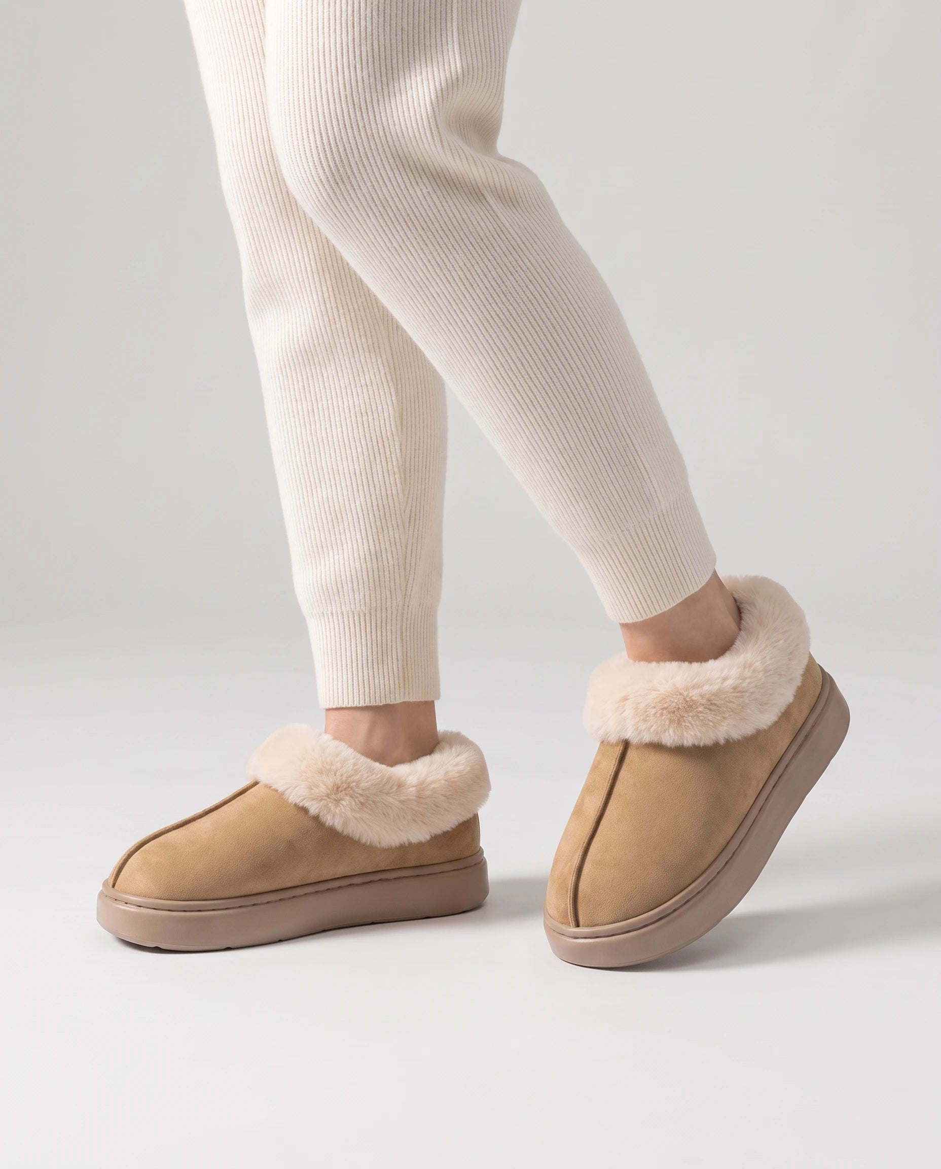 Chaussons bottines en peluche Roselène — Camel, portés en plan rapproché