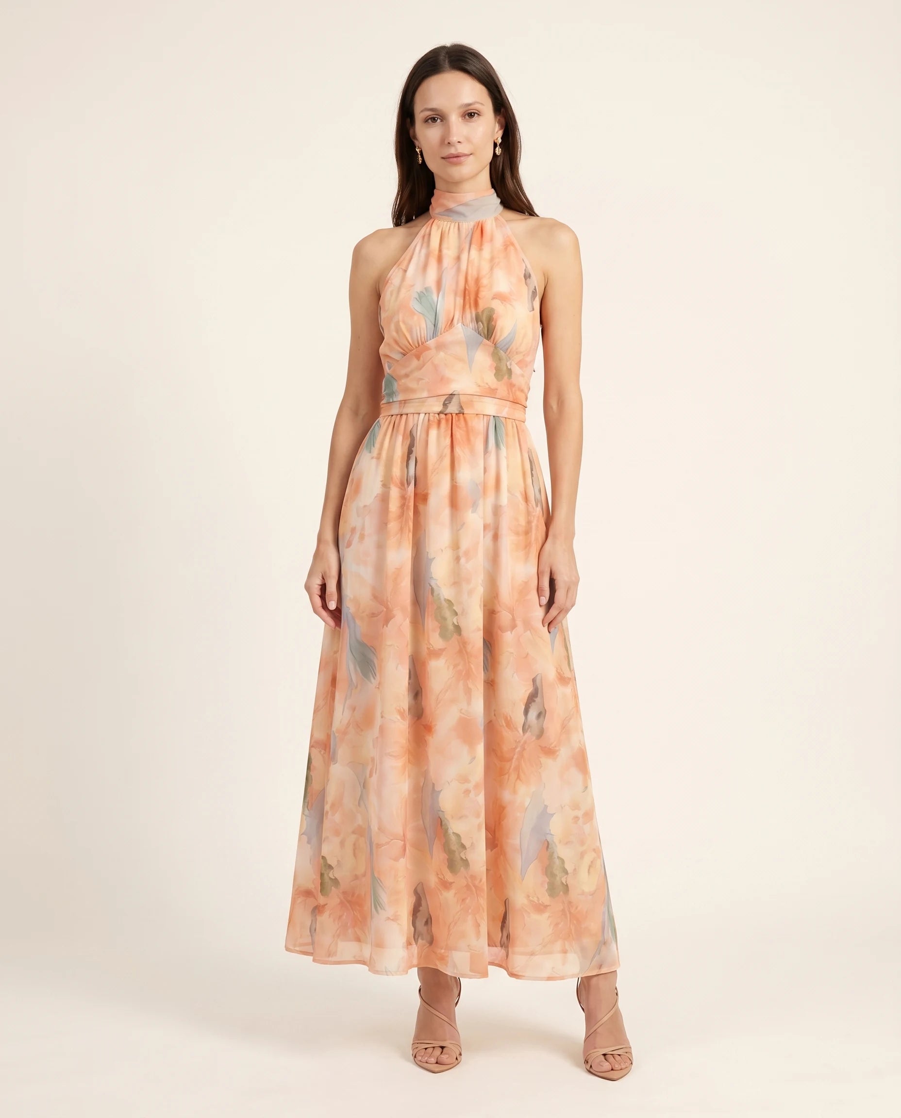 Robe longue halter à imprimé aquarelle pêche, vue de face plein pied