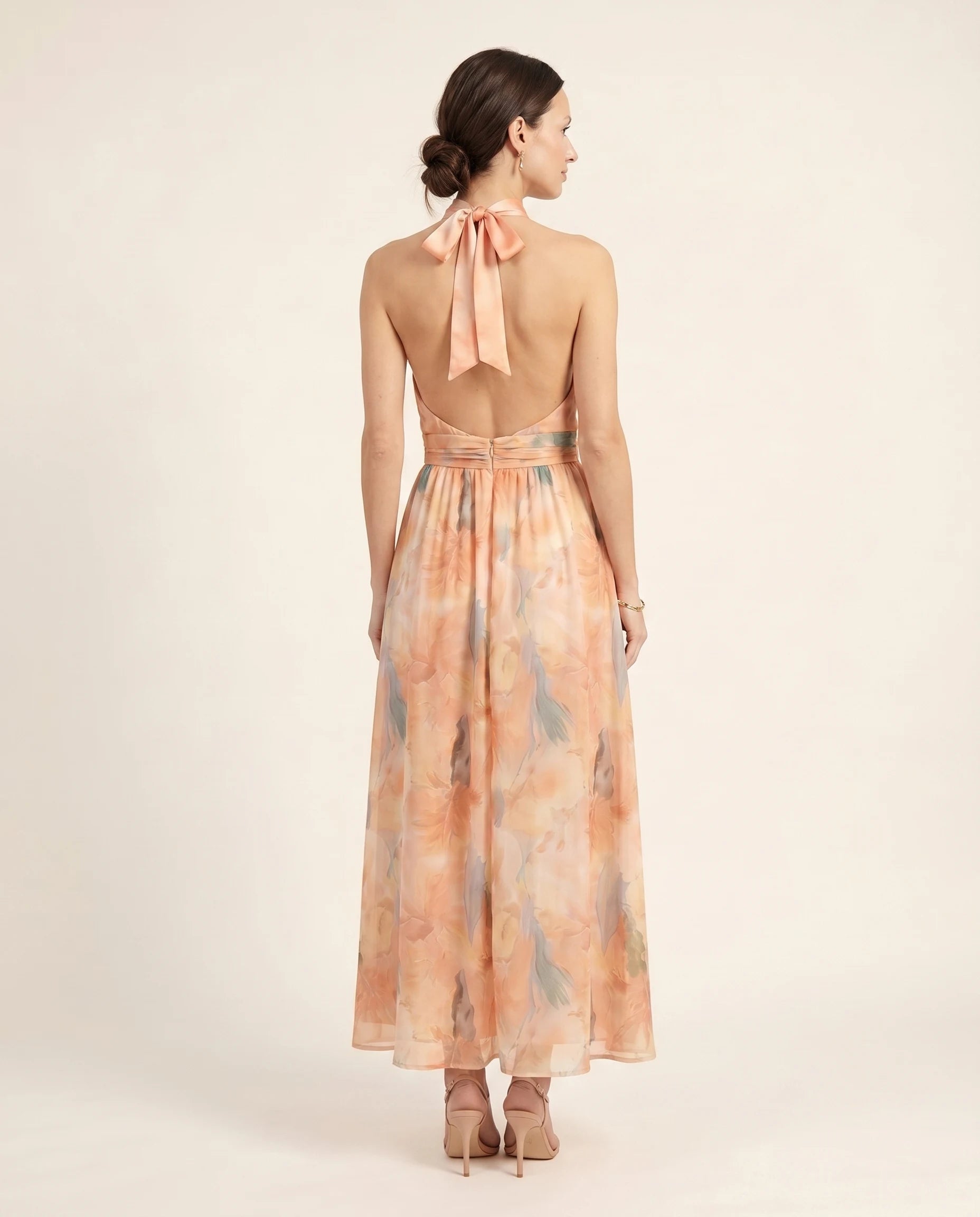 Robe longue dos nu halter avec ruban satin pêche noué dans le dos