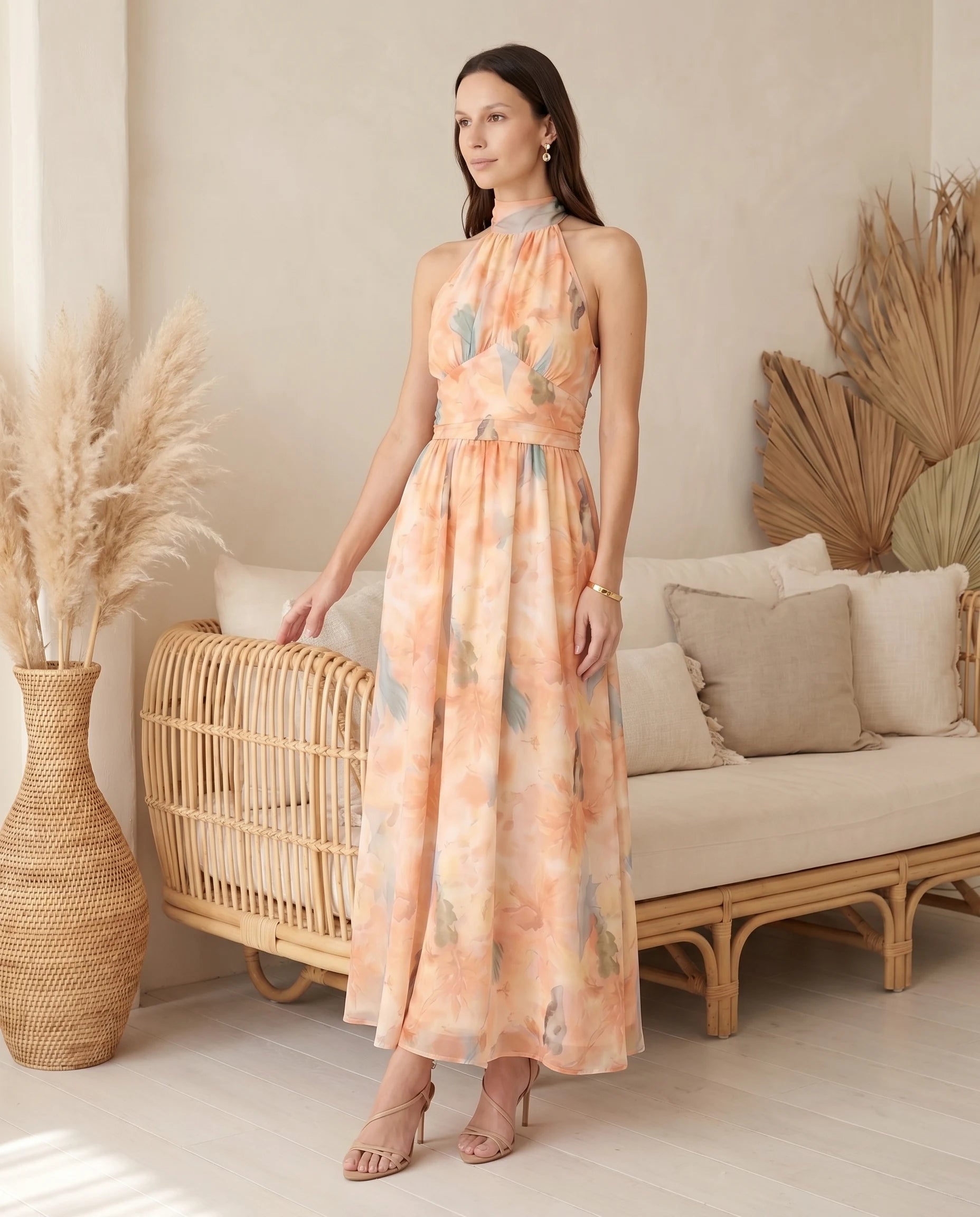 Robe longue pêche portée en intérieur bohème chic, ambiance garden party