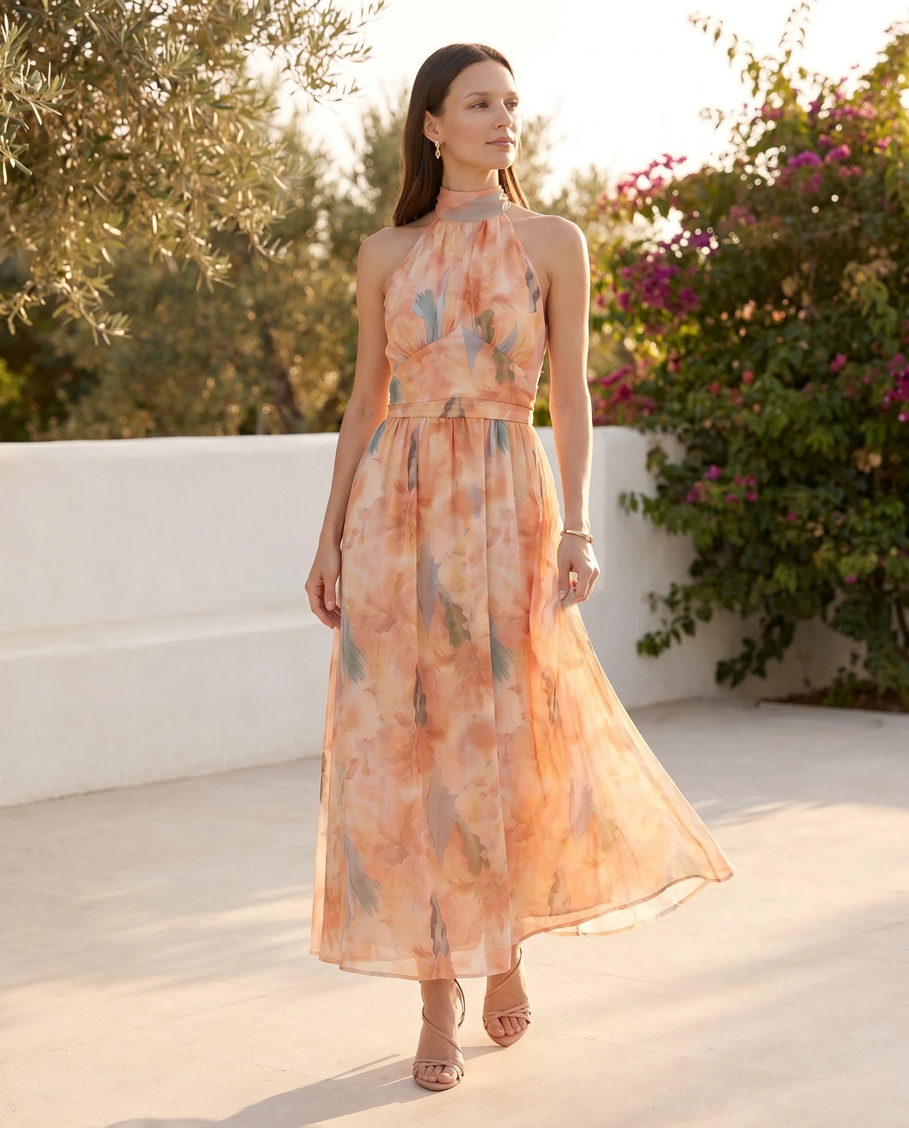 Robe longue halter pêche sur terrasse méditerranéenne au coucher de soleil