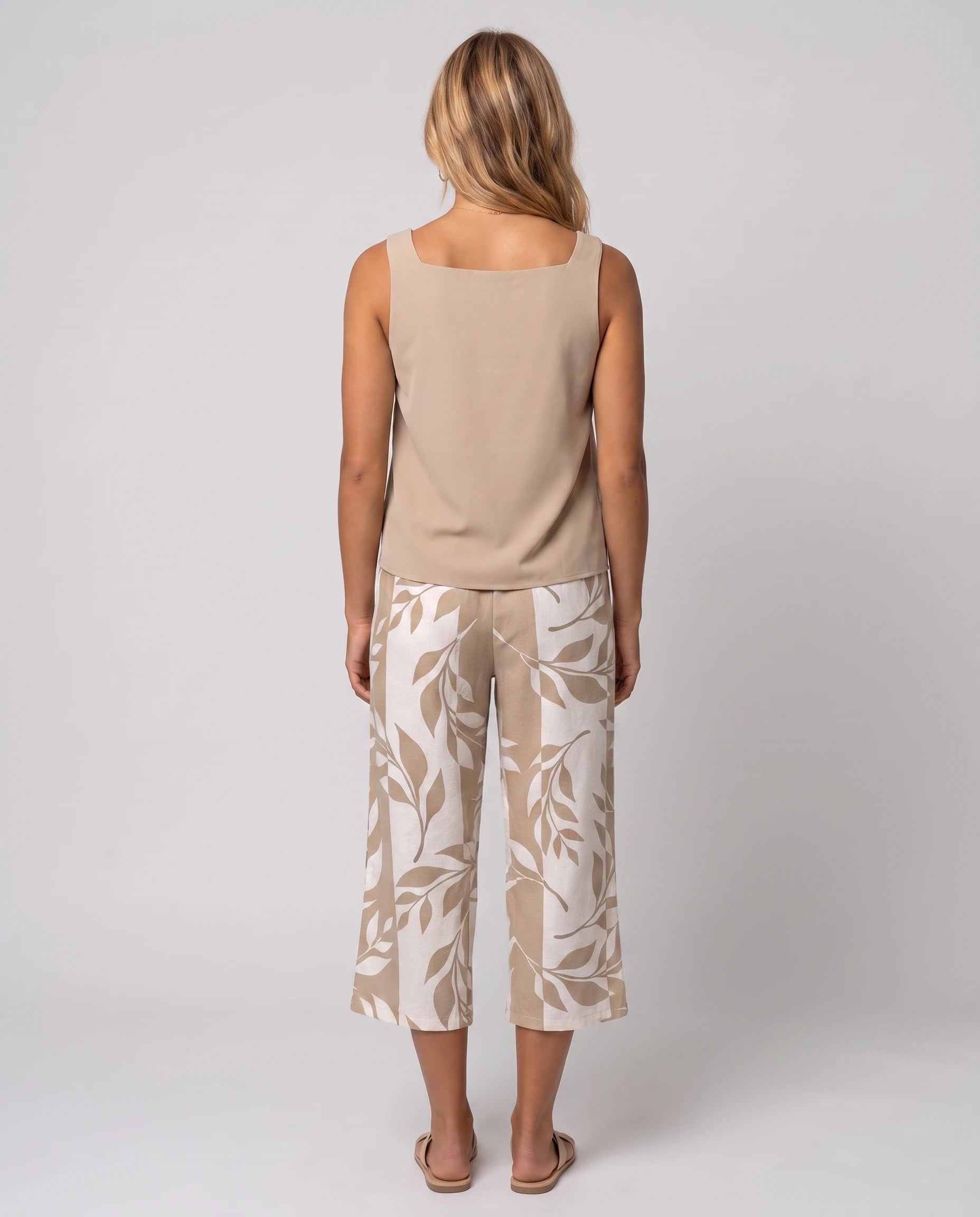 Ensemble top col carré et pantalon capri imprimé Clotilde — Beige — vue dos studio