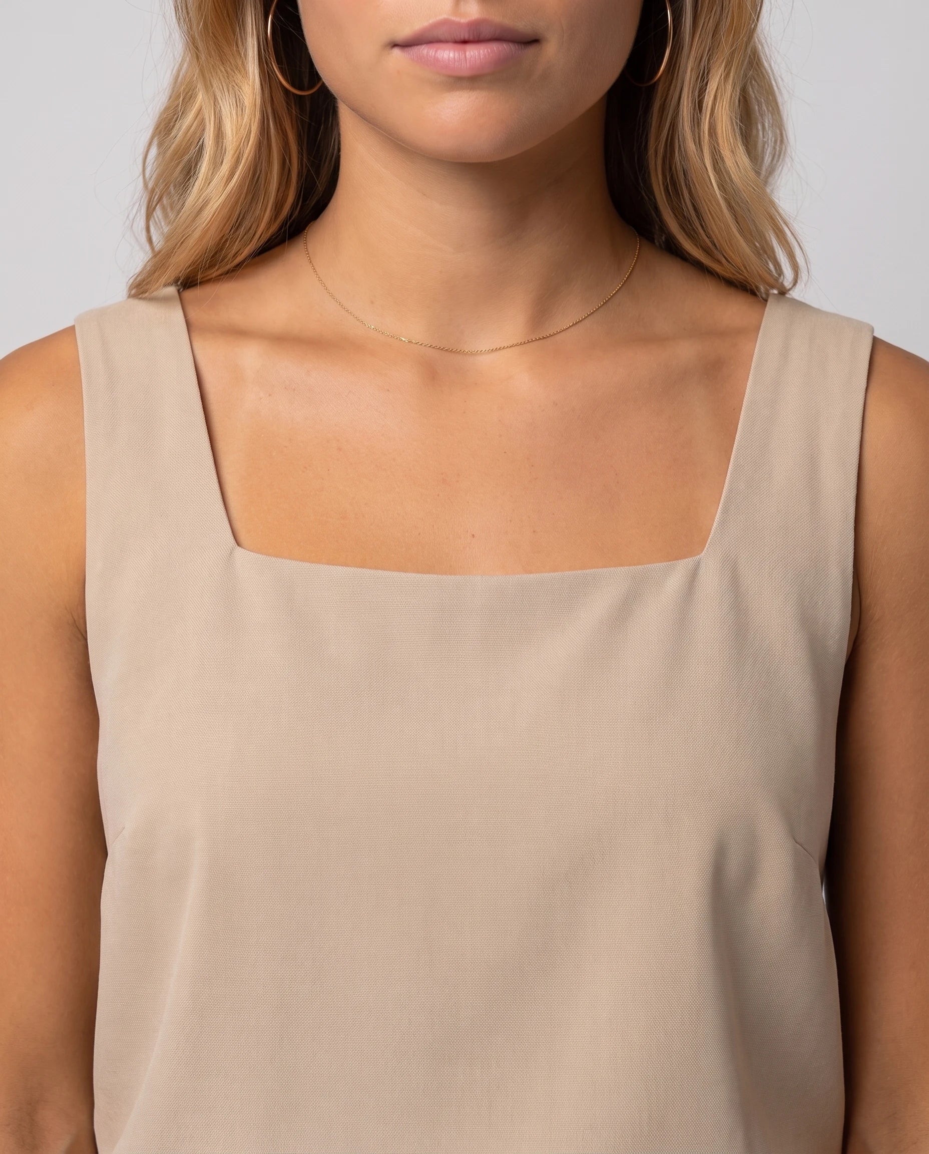 Ensemble top col carré et pantalon capri imprimé Clotilde — Beige — détail col carré et imprimé