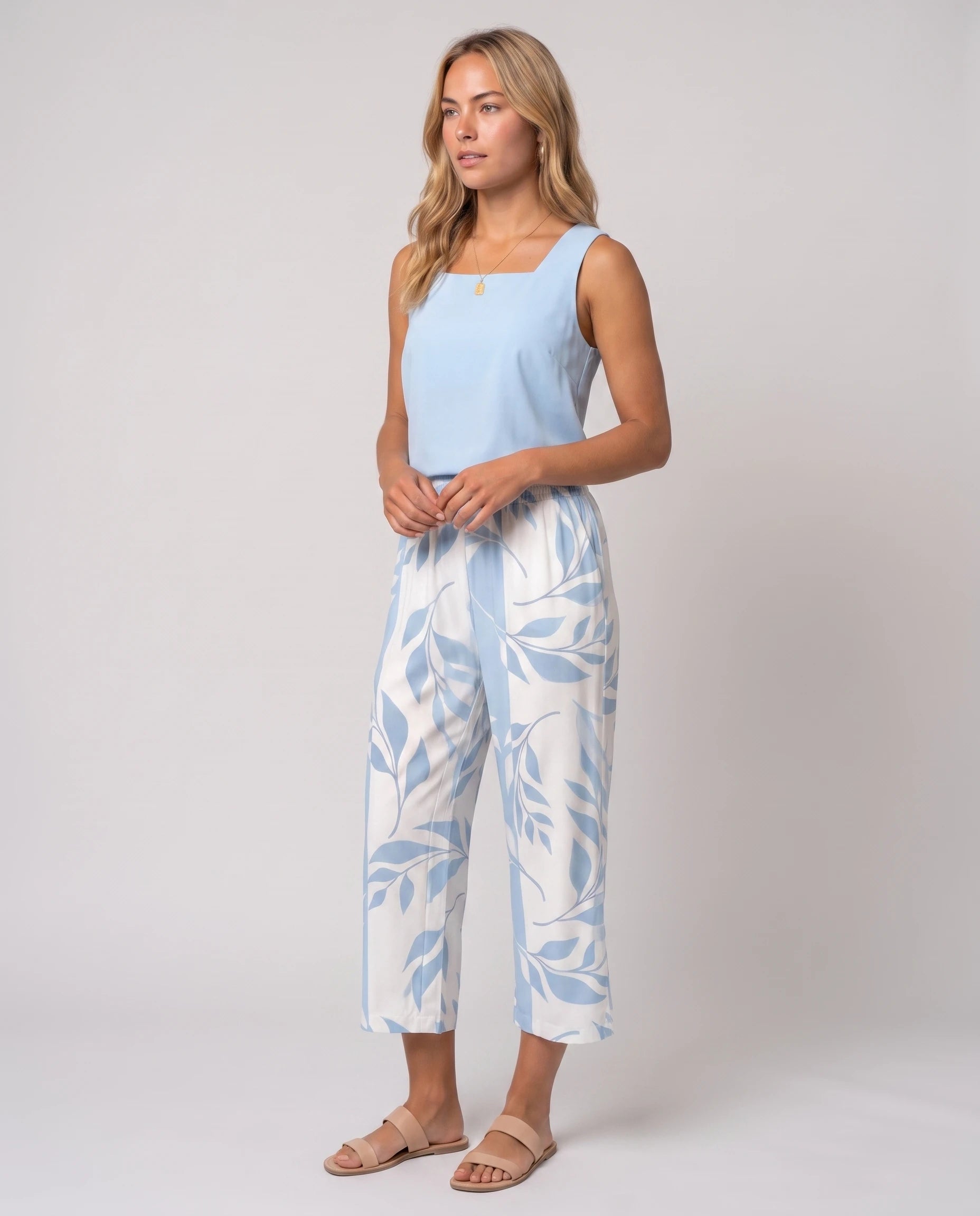 Ensemble top col carré et pantalon capri imprimé Clotilde — Bleu Ciel — vue studio pose