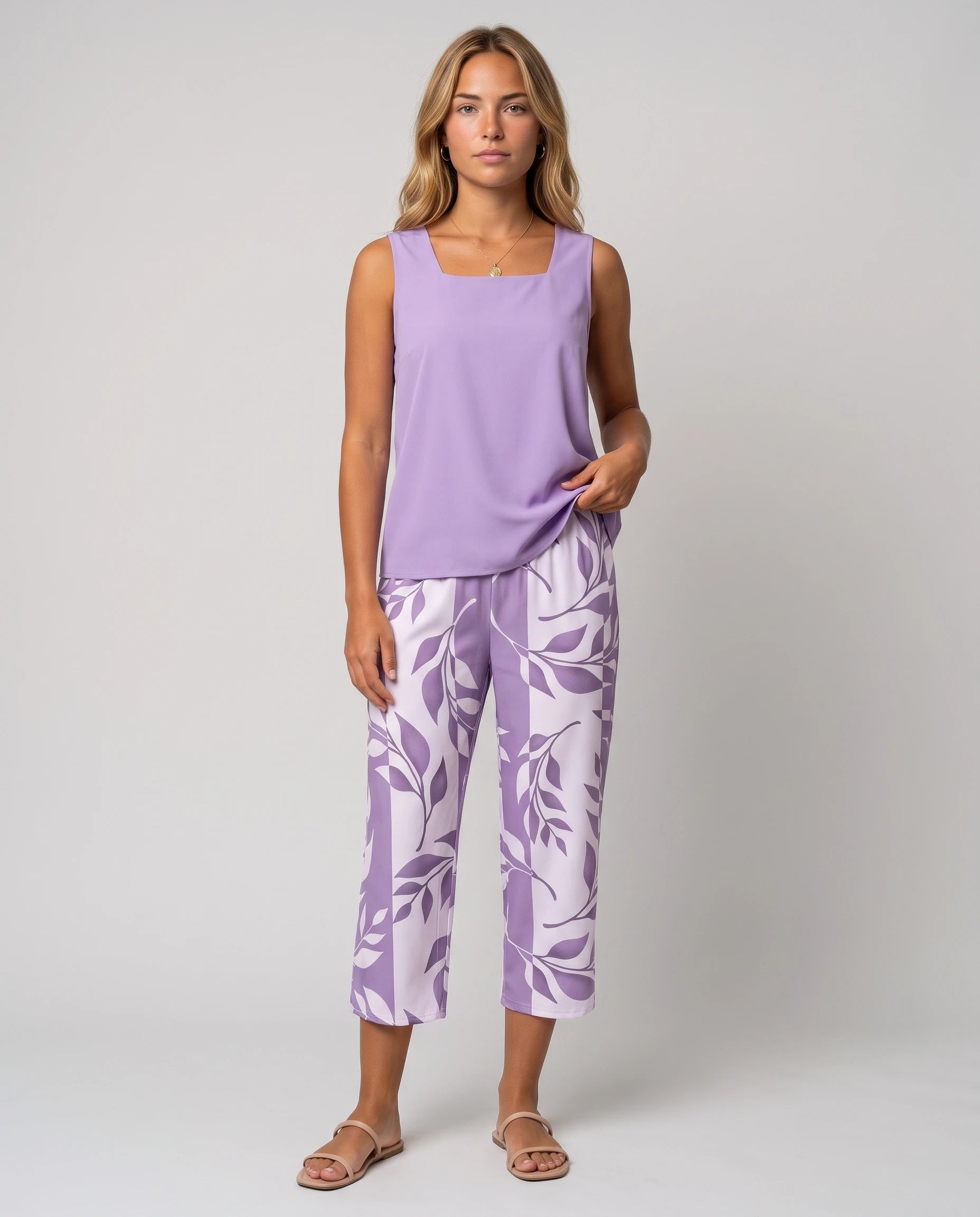 Ensemble top col carré et pantalon capri imprimé Clotilde — Lilas — vue face studio