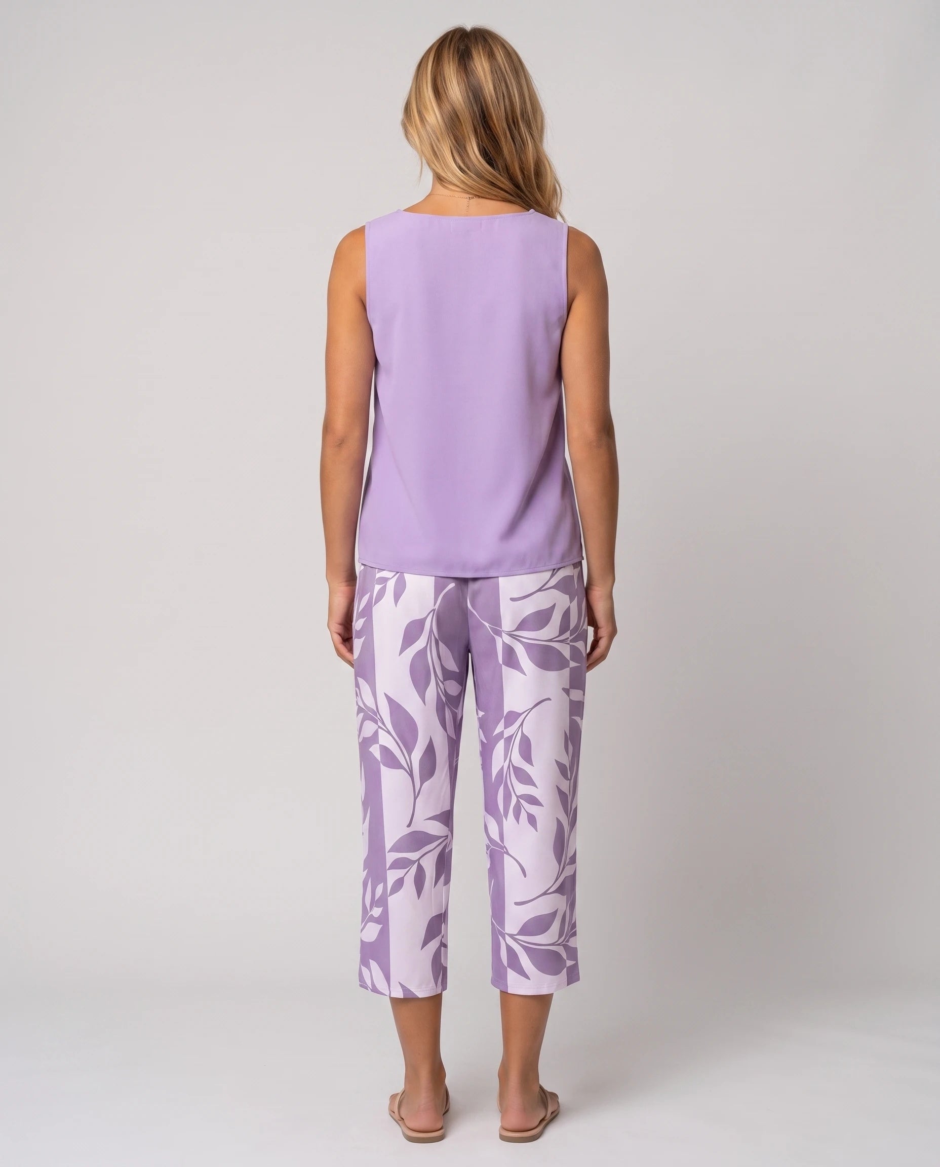 Ensemble top col carré et pantalon capri imprimé Clotilde — Lilas — vue dos studio