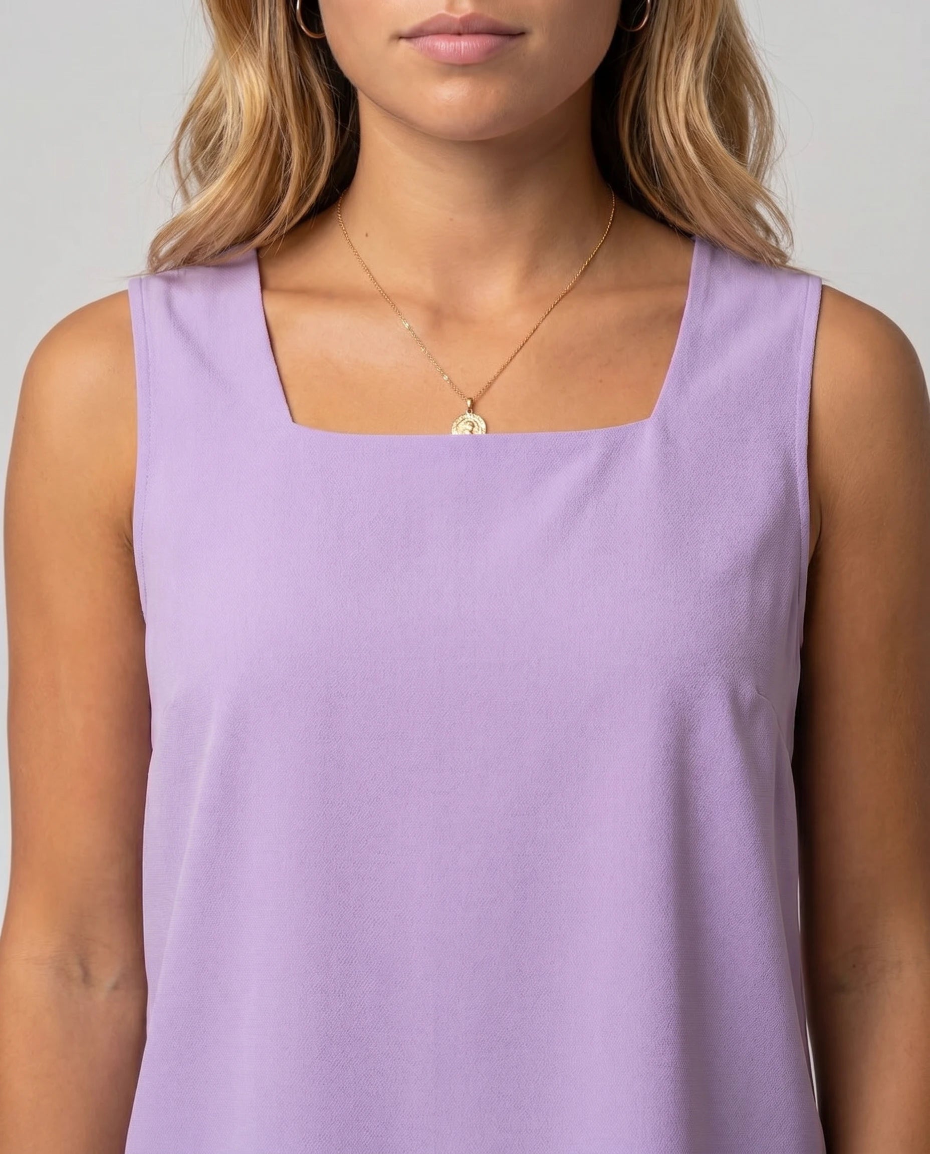 Ensemble top col carré et pantalon capri imprimé Clotilde — Lilas — détail col carré et imprimé
