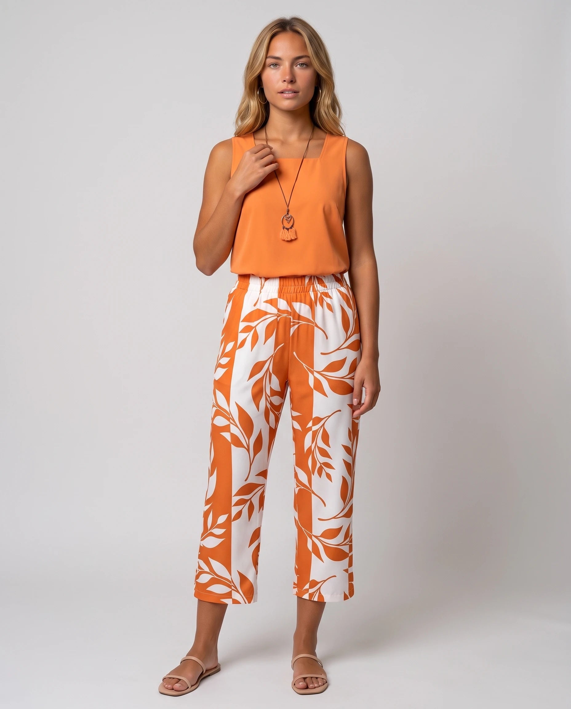 Ensemble top col carré et pantalon capri imprimé Clotilde — Orange — vue face studio