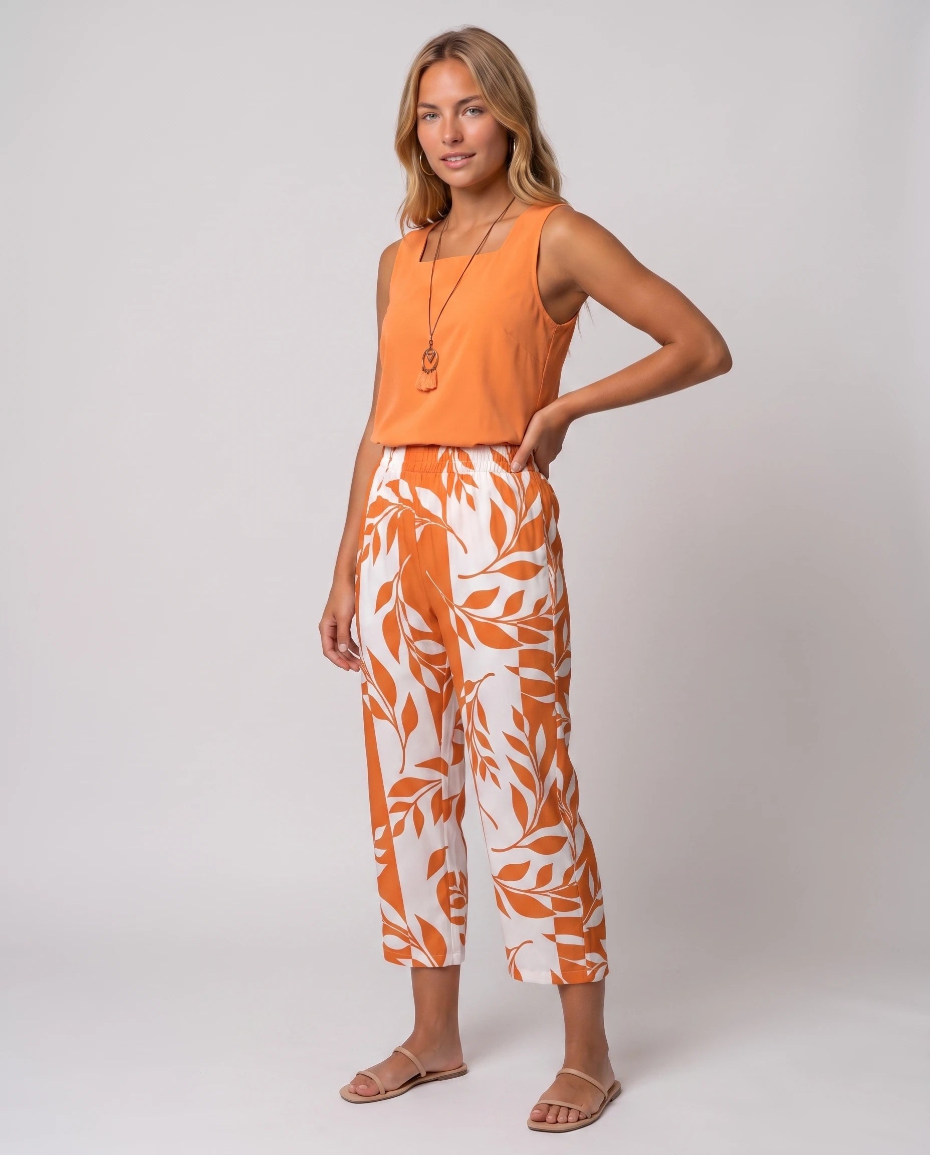 Ensemble top col carré et pantalon capri imprimé Clotilde — Orange — vue studio pose