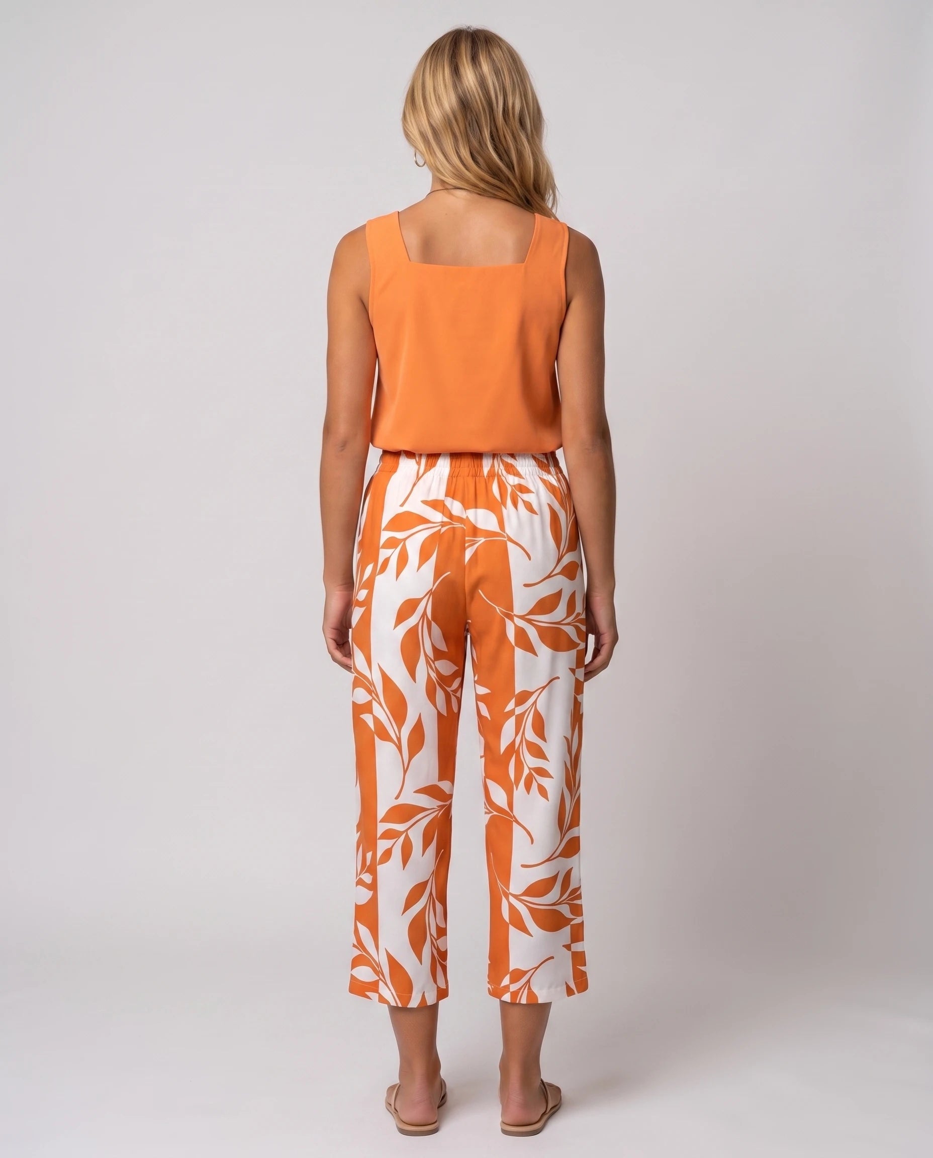 Ensemble top col carré et pantalon capri imprimé Clotilde — Orange — vue dos studio