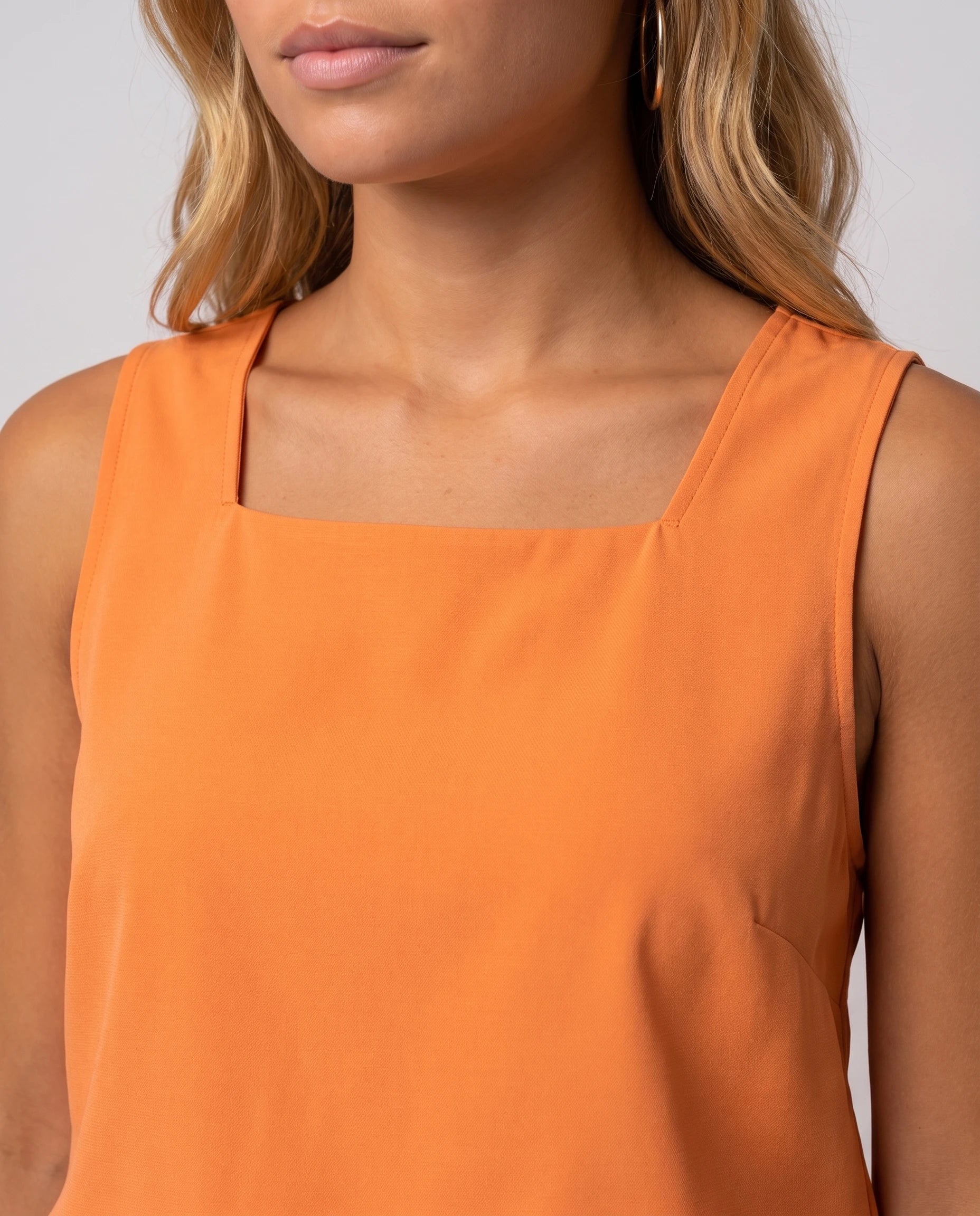 Ensemble top col carré et pantalon capri imprimé Clotilde — Orange — détail col carré et imprimé