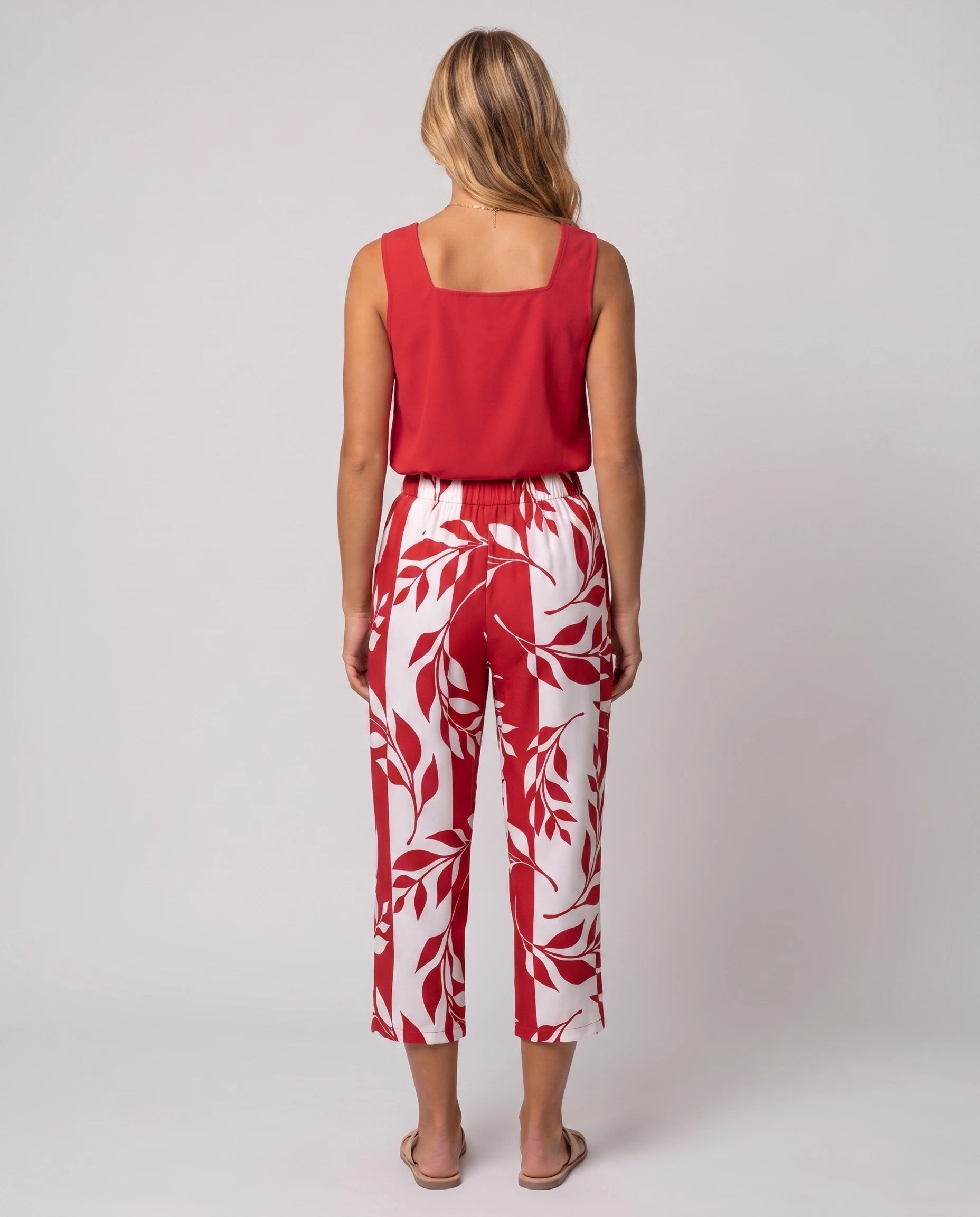 Ensemble top col carré et pantalon capri imprimé Clotilde — Rouge — vue dos studio