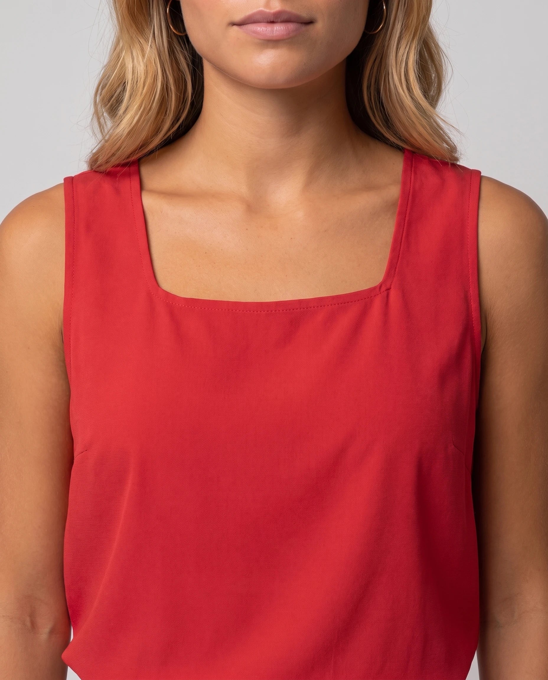 Ensemble top col carré et pantalon capri imprimé Clotilde — Rouge — détail col carré et imprimé