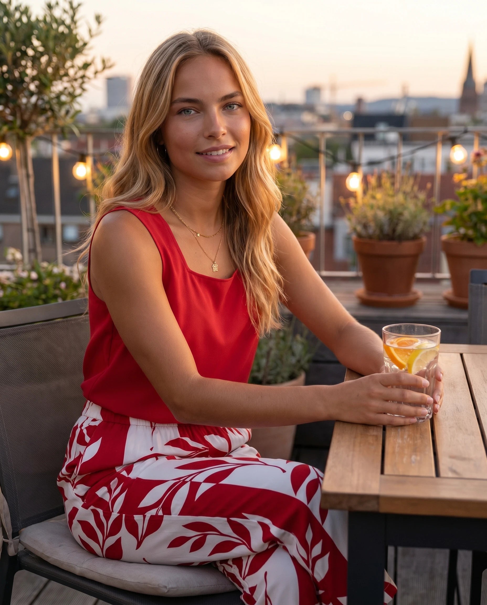 Ensemble top col carré et pantalon capri imprimé Clotilde — Rouge — portée, lifestyle 2
