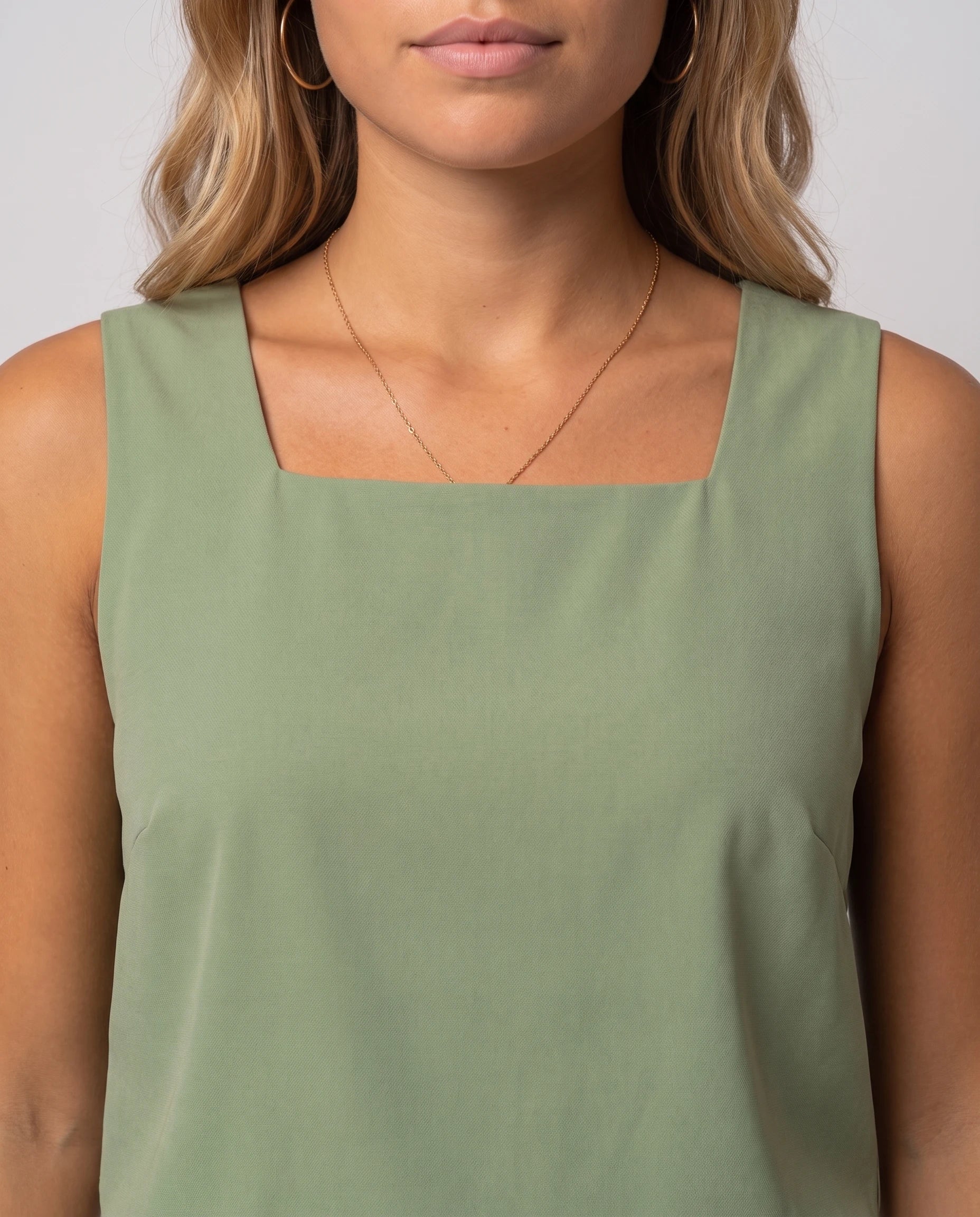 Ensemble top col carré et pantalon capri imprimé Clotilde — Vert Sauge — détail col carré et imprimé