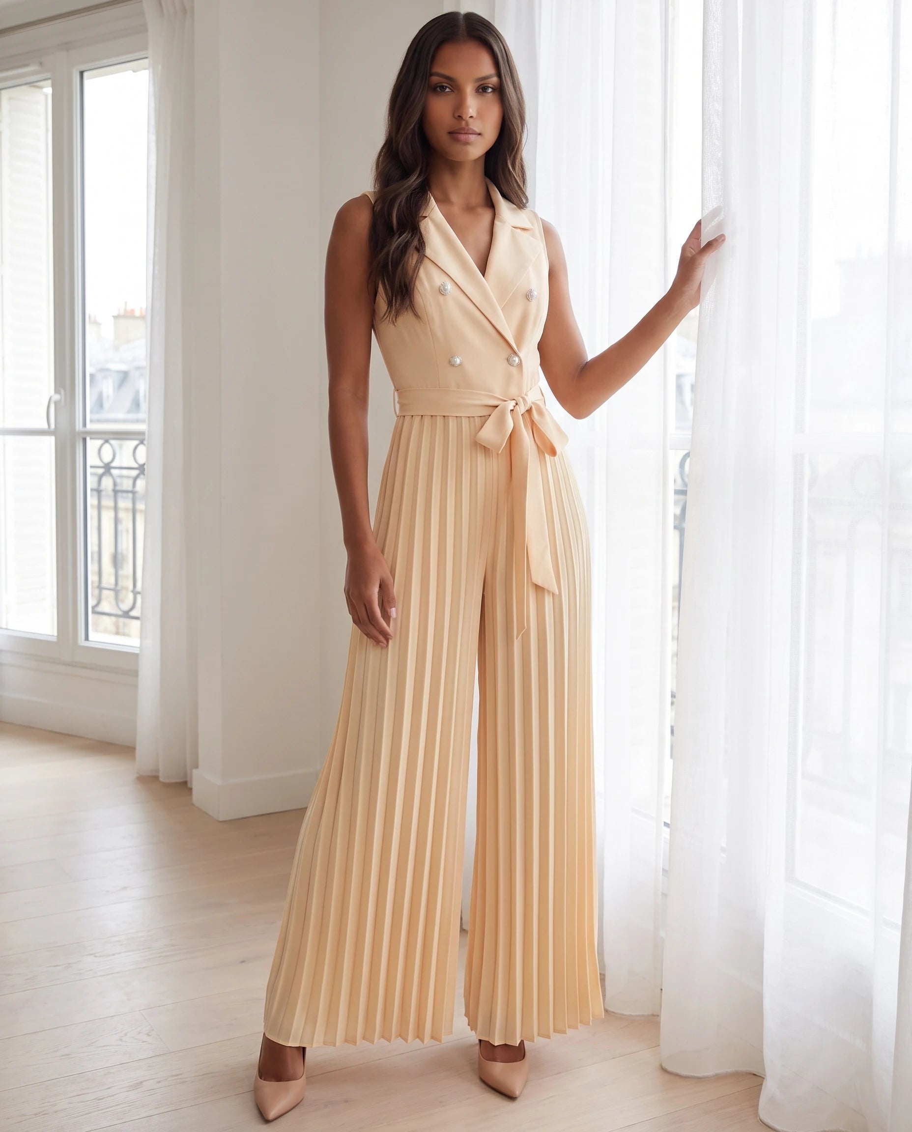 Combinaison habillée plissée à buste blazer Lucinde, coloris Abricot, près d'une fenêtre lumineuse