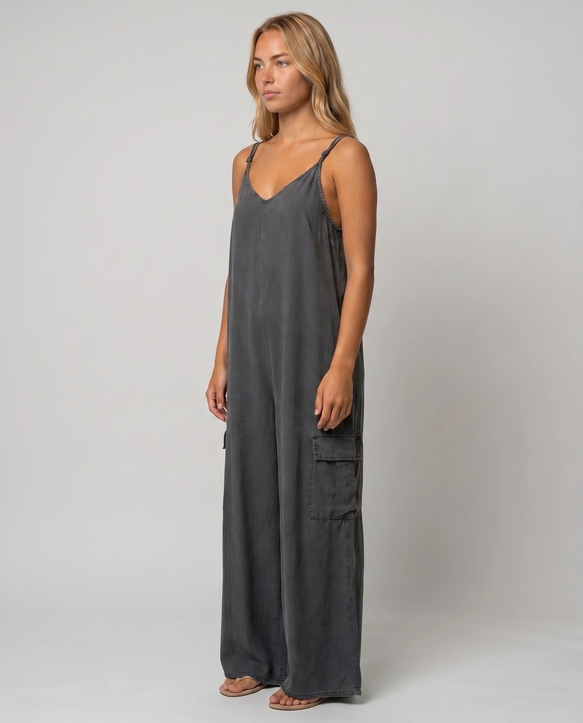 Combinaison ample jambe large a poches Colombe - Anthracite - vue studio trois-quarts