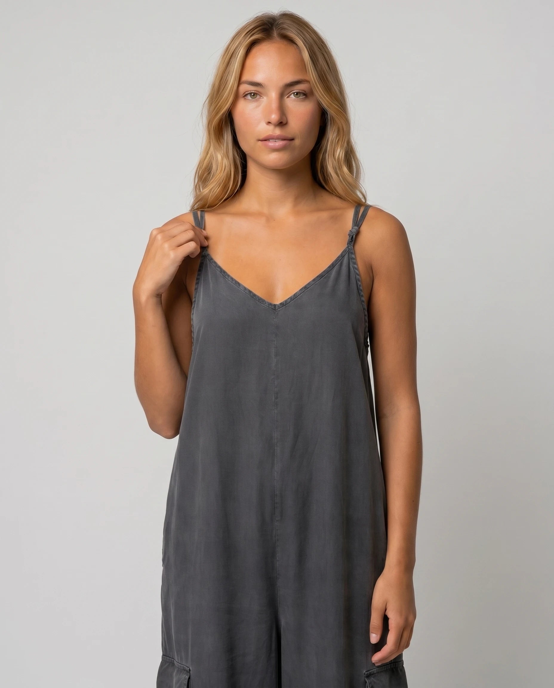 Combinaison ample jambe large a poches Colombe - Anthracite - detail bretelles et col V
