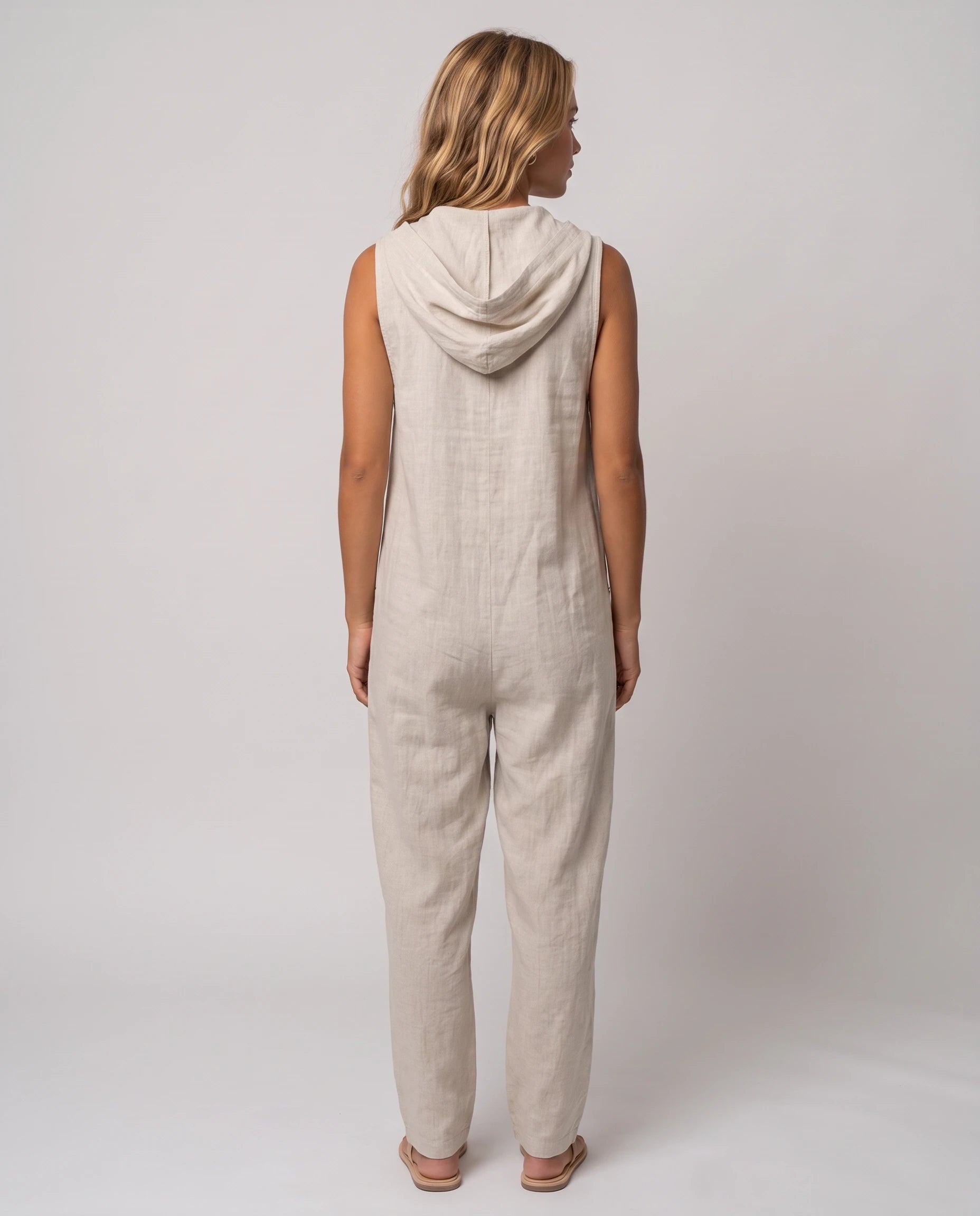 Combinaison sans manches en lin a capuche Flavie - coloris Beige, vue de dos avec capuche