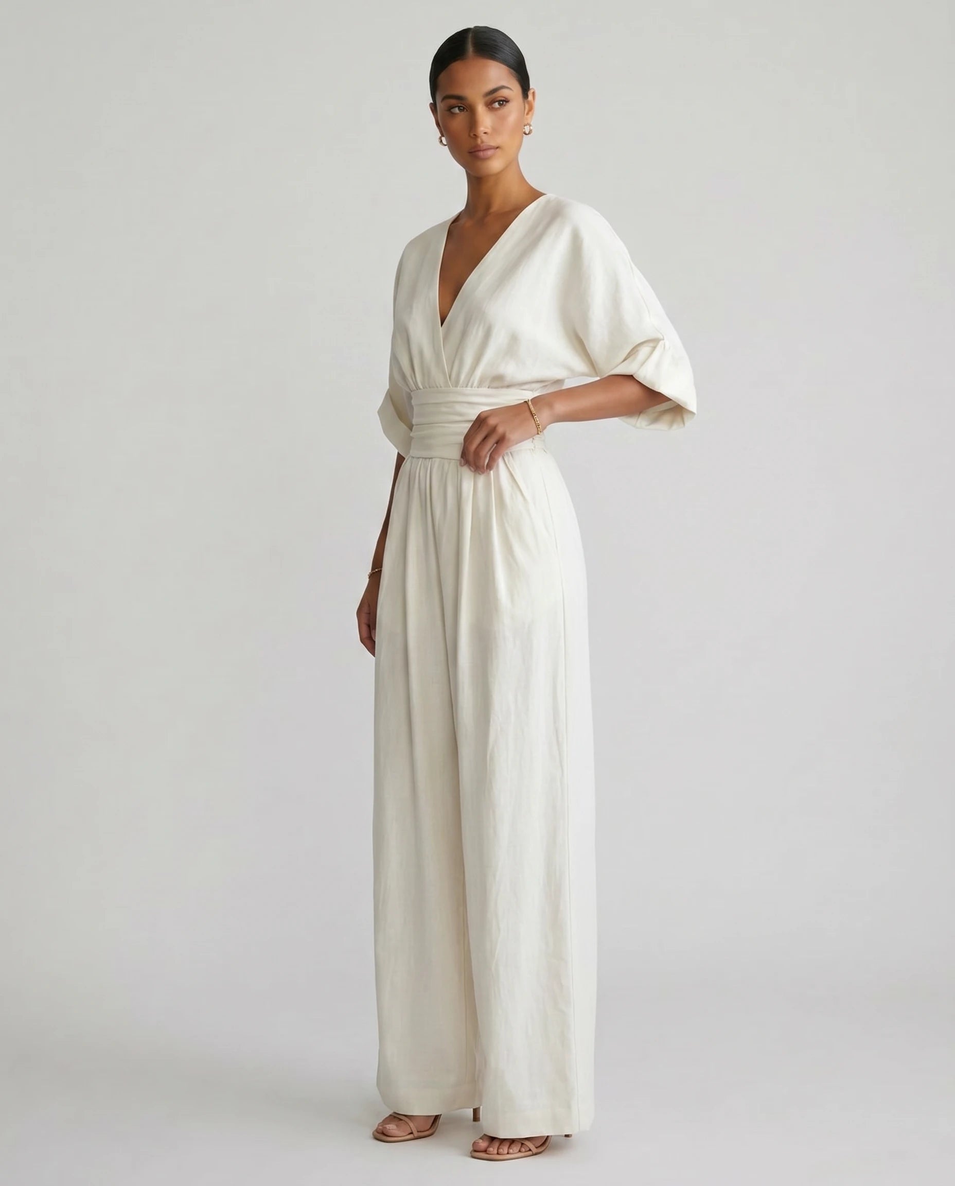 Combinaison habillee jambe large Blanc, vue trois-quarts studio - Ophelie | Zolena