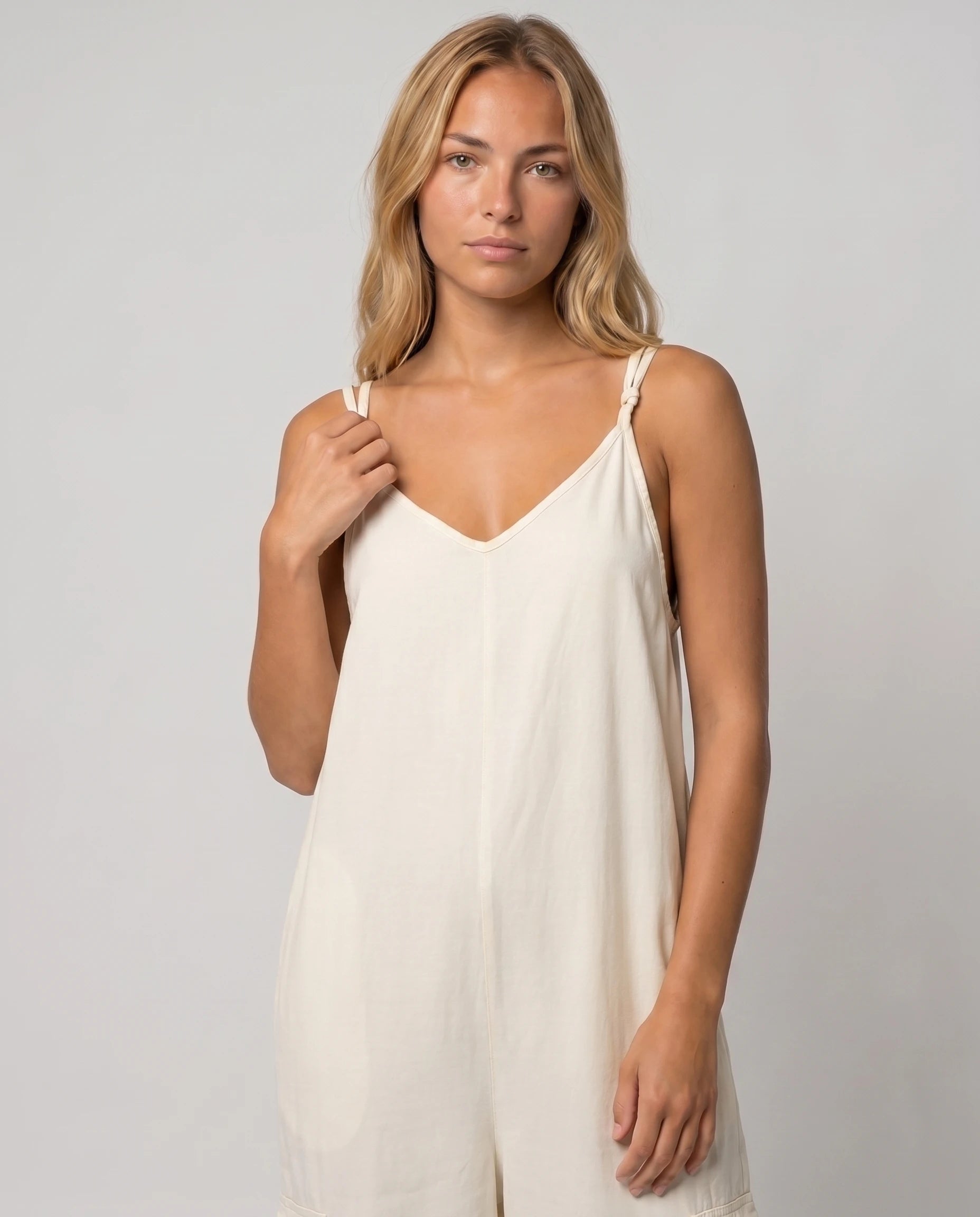 Combinaison ample jambe large a poches Colombe - Blanc - detail bretelles et col V