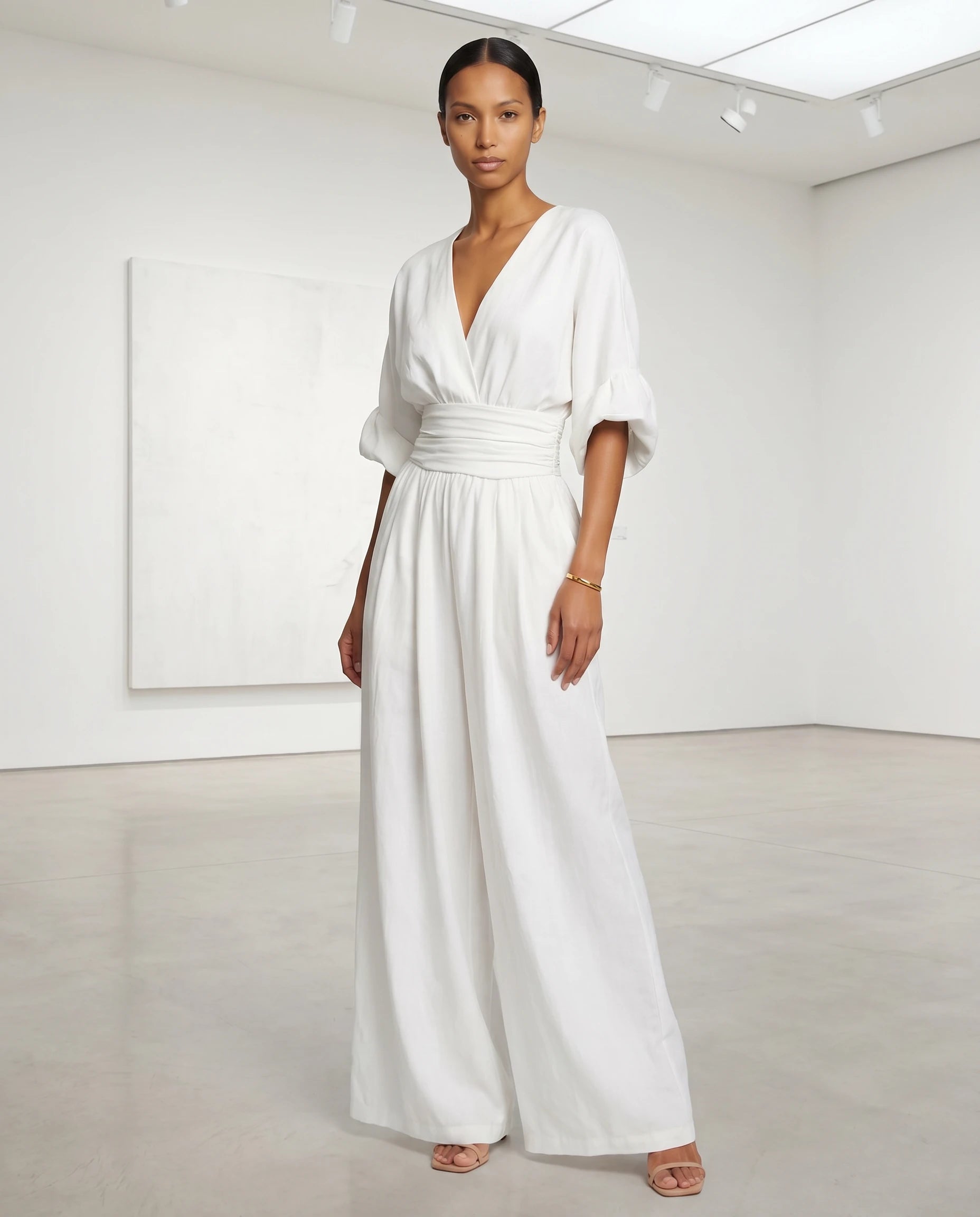 Combinaison large col V Blanc portee dans une galerie blanche - Eulalie | Zolena