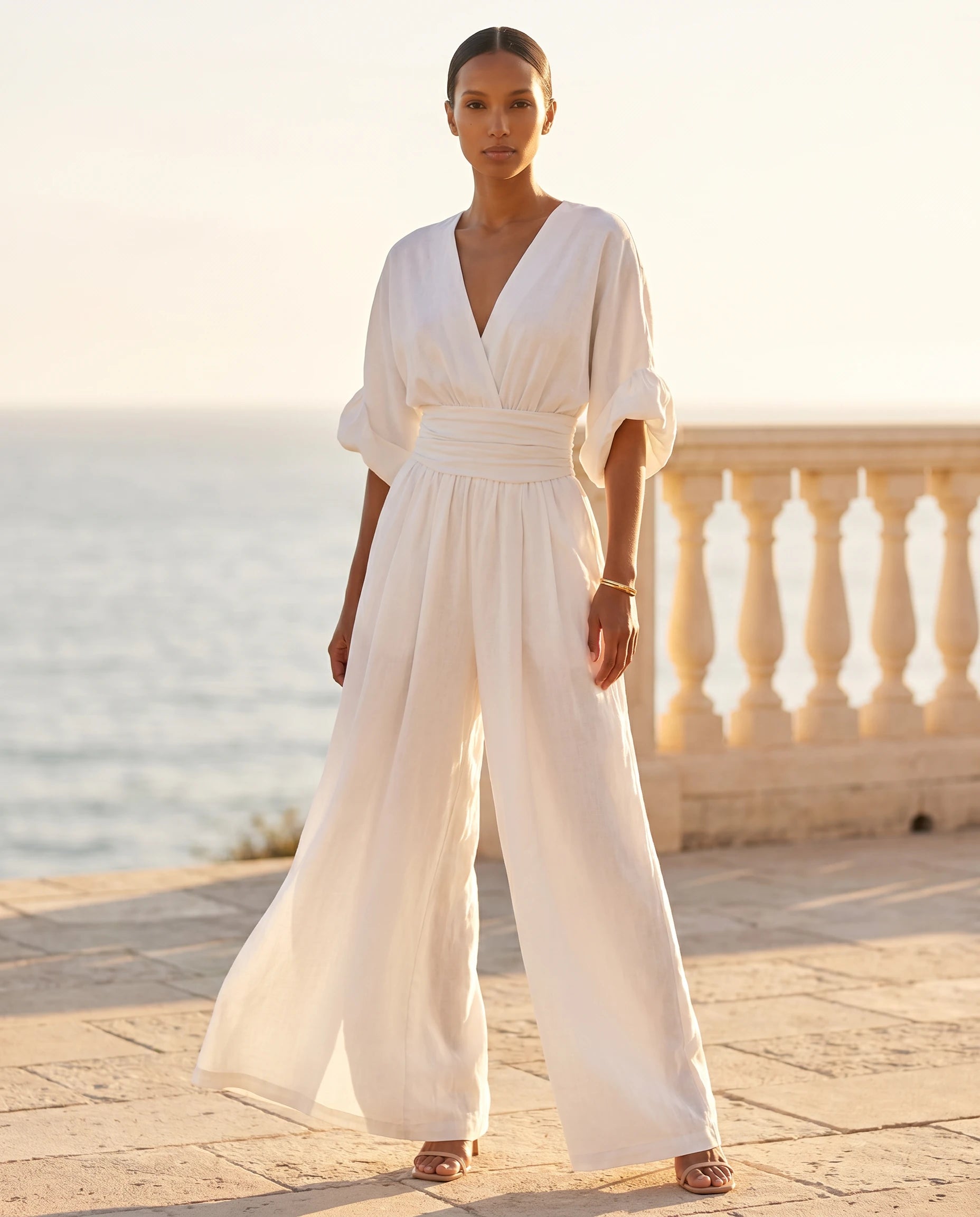 Combinaison large col V Blanc portee sur une terrasse cotiere au coucher du soleil - Eulalie | Zolena