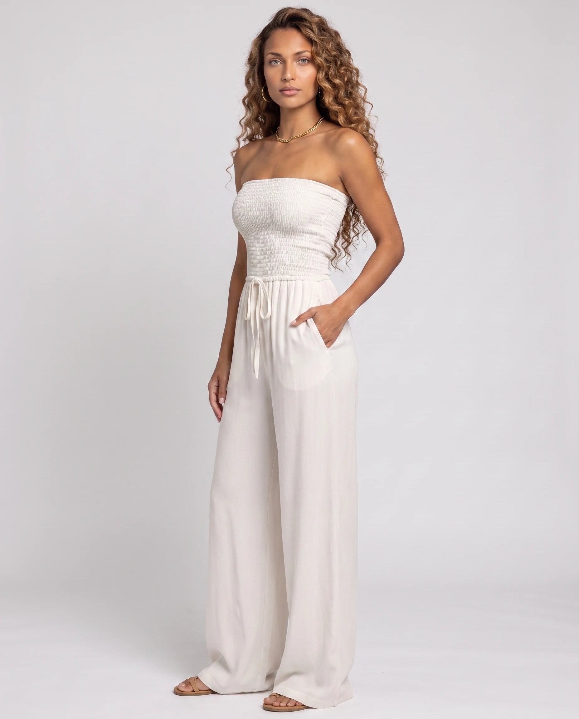 Combinaison bustier blanche à jambe large — Lucile - vue studio, trois-quarts