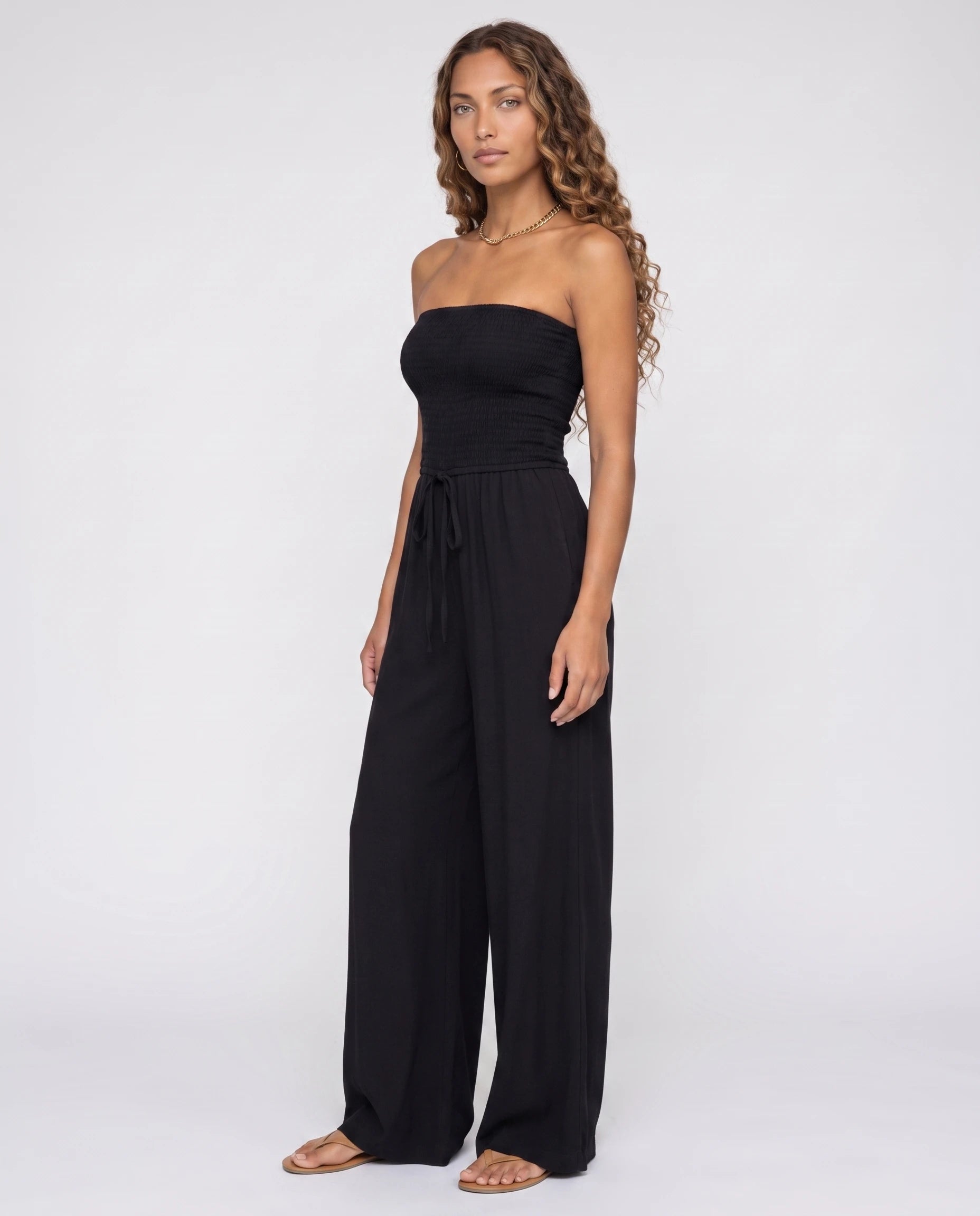 Combinaison bustier noire à jambe large — Lucile - vue studio, trois-quarts
