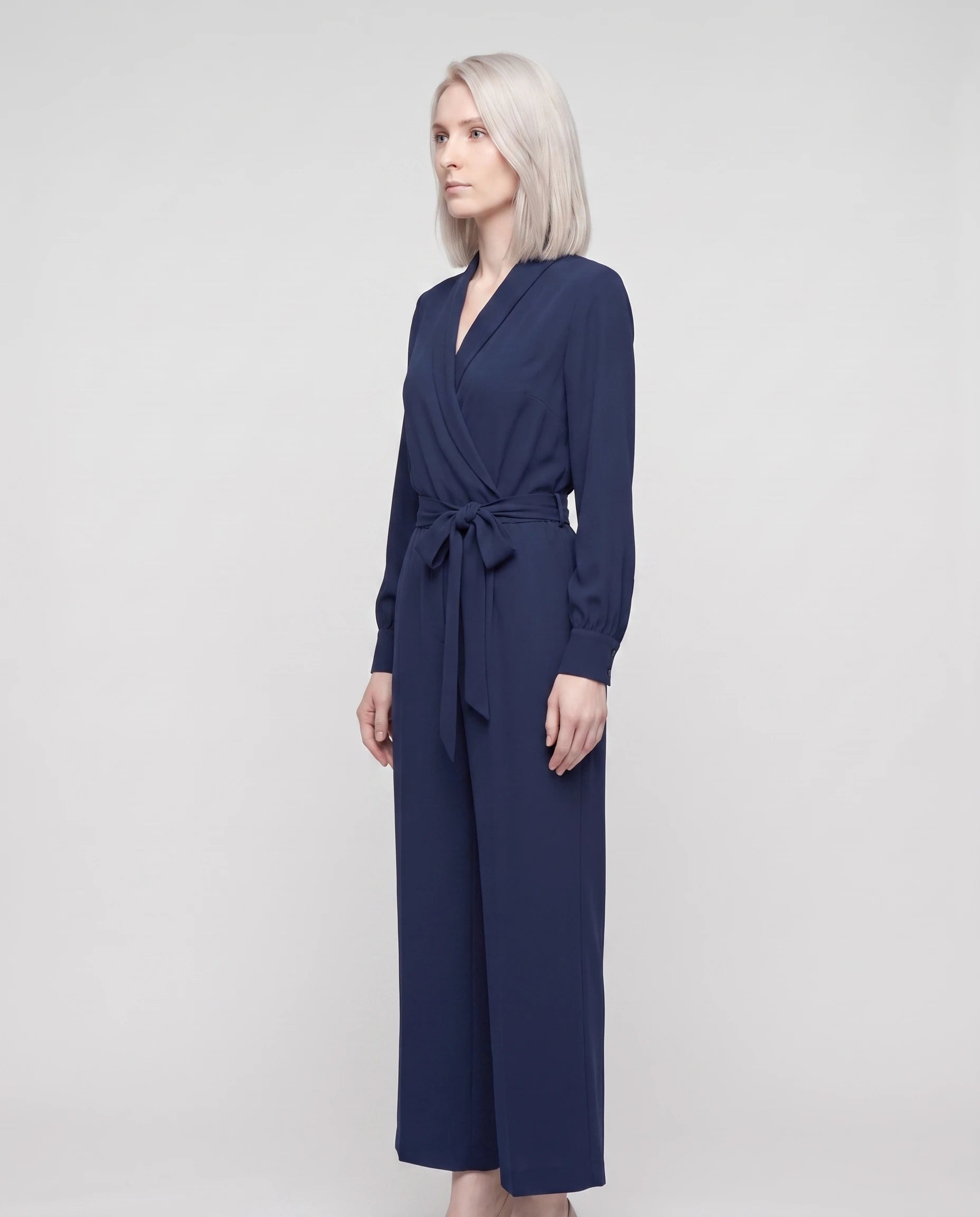 Combinaison cache-cœur bleu marine — profil studio
