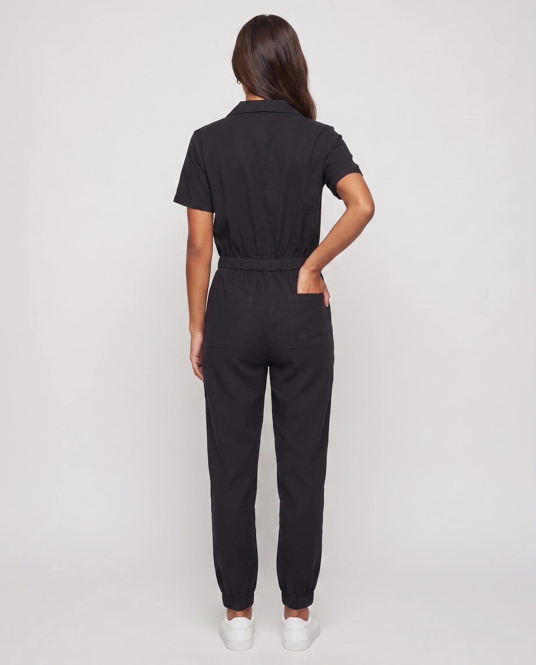 Combinaison cargo boutonnee Marceline en Noir, vue de dos studio