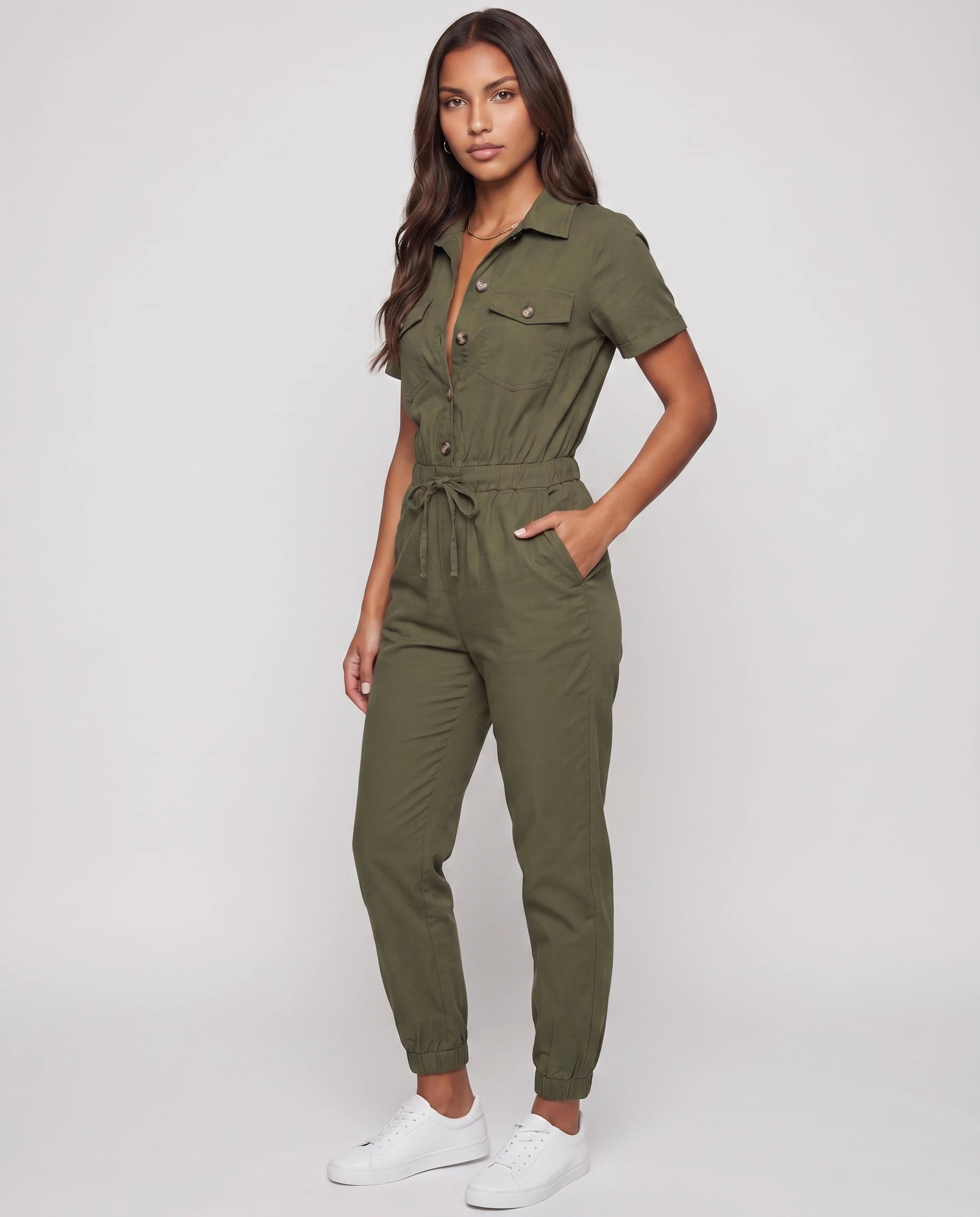 Combinaison cargo boutonnee Marceline en Olive, vue de trois-quarts studio