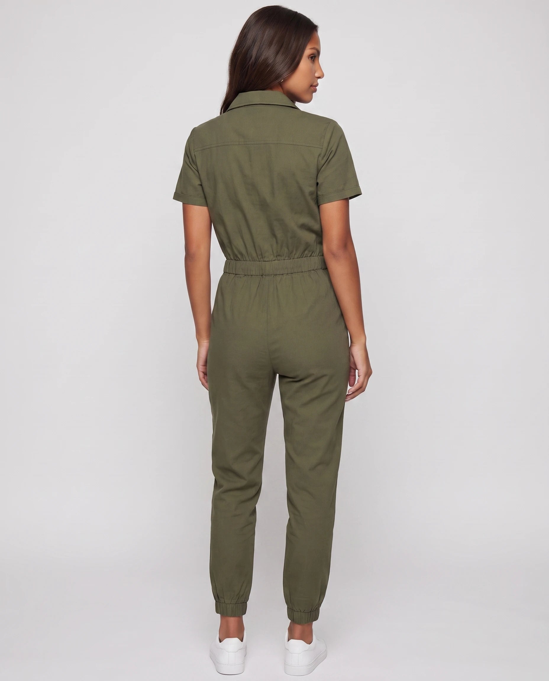 Combinaison cargo boutonnee Marceline en Olive, vue de dos studio