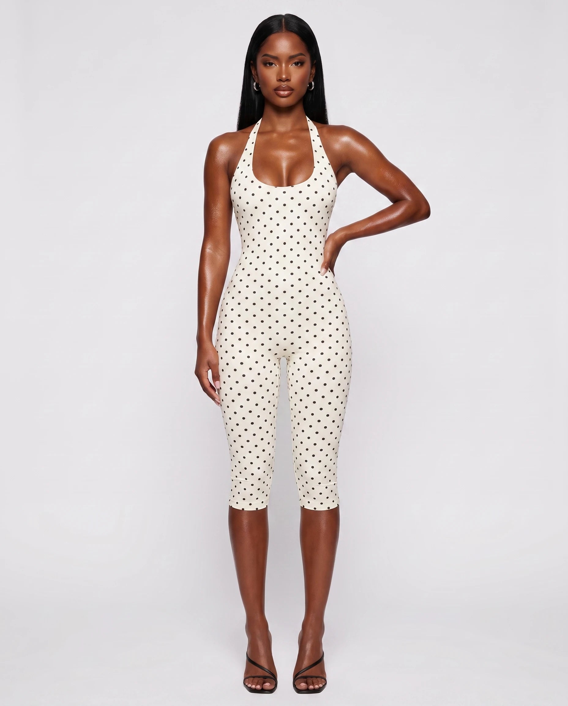 Combinaison moulante à corset Marlène – blanc à pois – portée sans le corset, studio