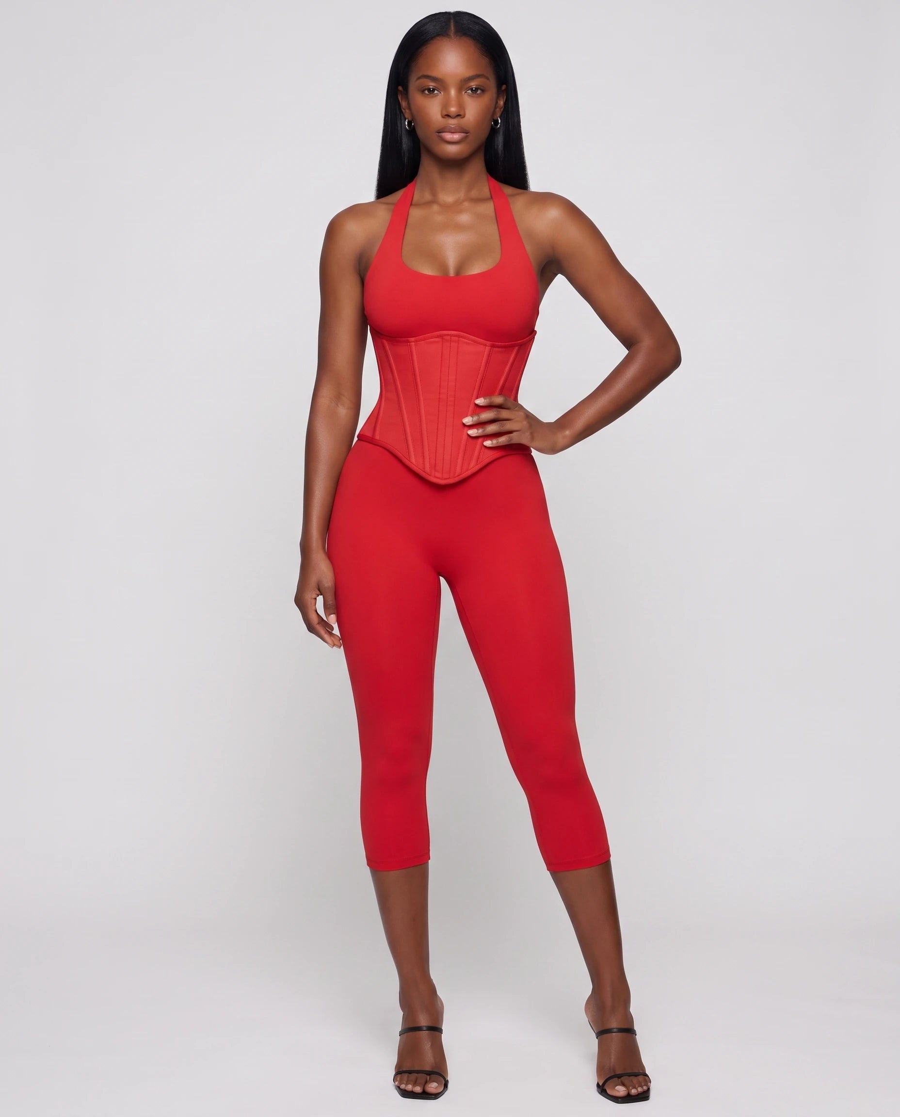Combinaison moulante à corset Marlène – rouge – vue de face studio