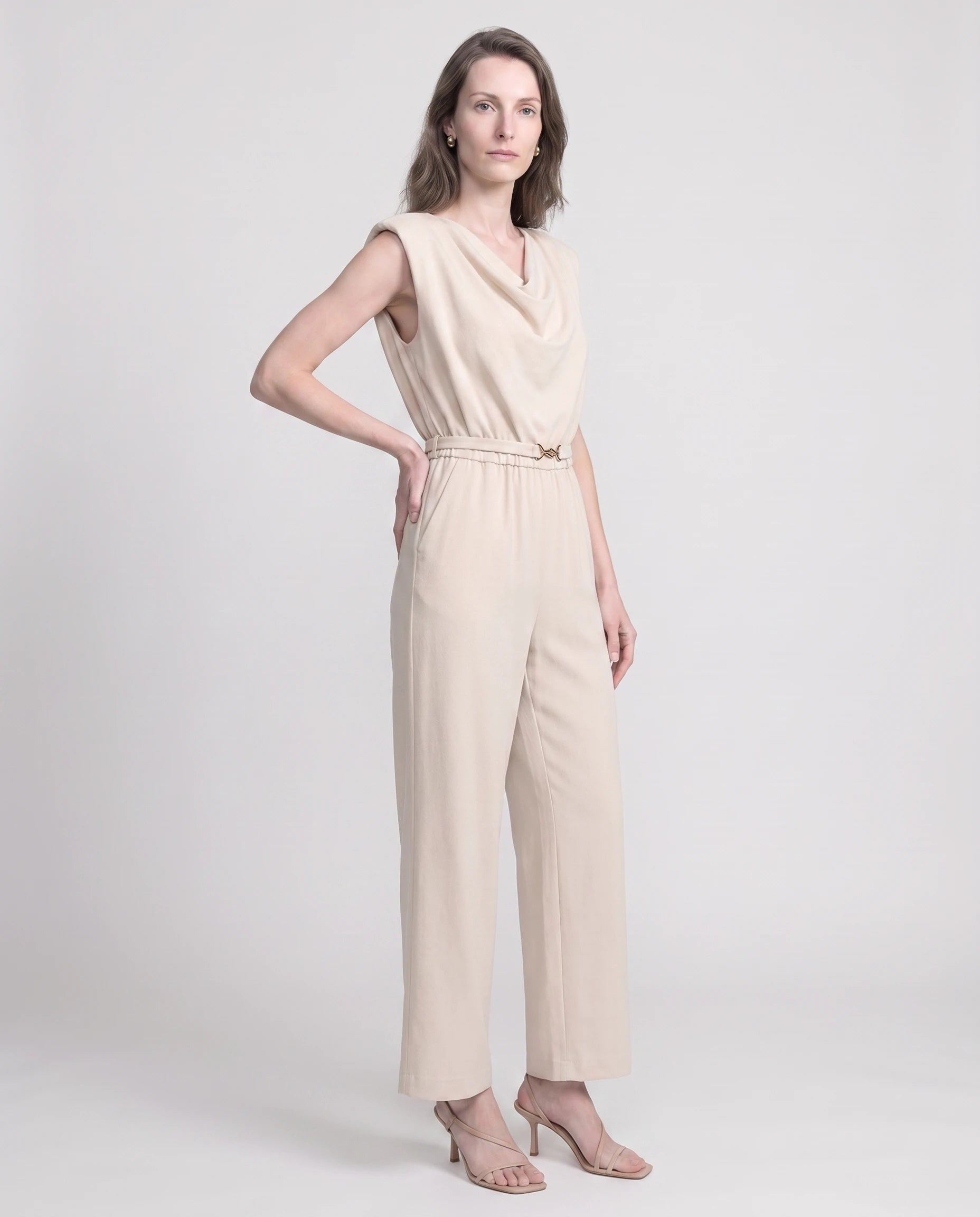Combinaison drapée sans manches Sibylle, coloris Beige - studio trois-quarts