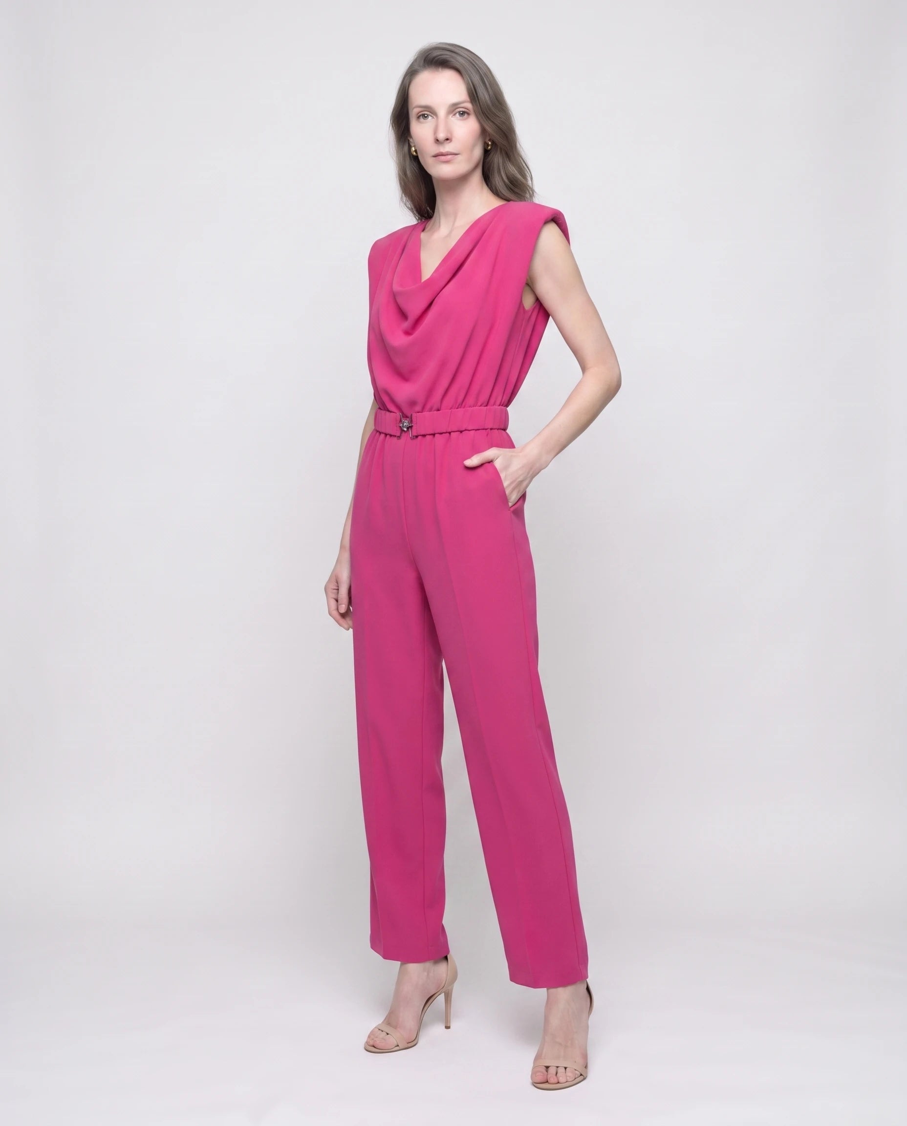 Combinaison drapée sans manches Sibylle, coloris Rose Framboise - studio trois-quarts