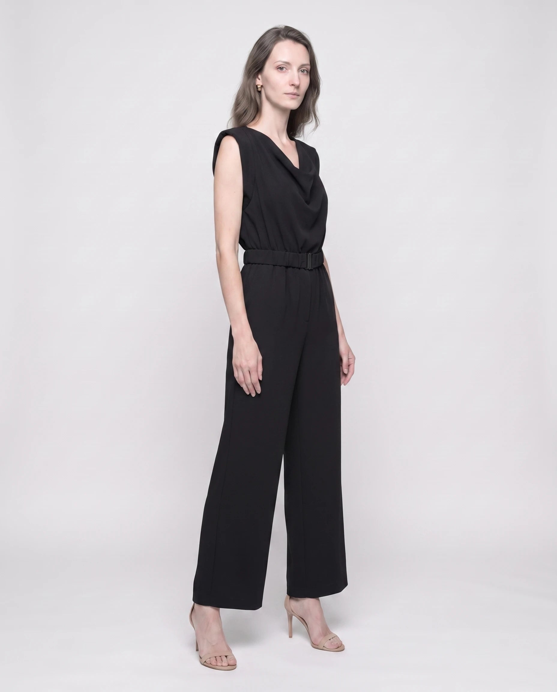Combinaison drapée sans manches Sibylle, coloris Noir - studio trois-quarts