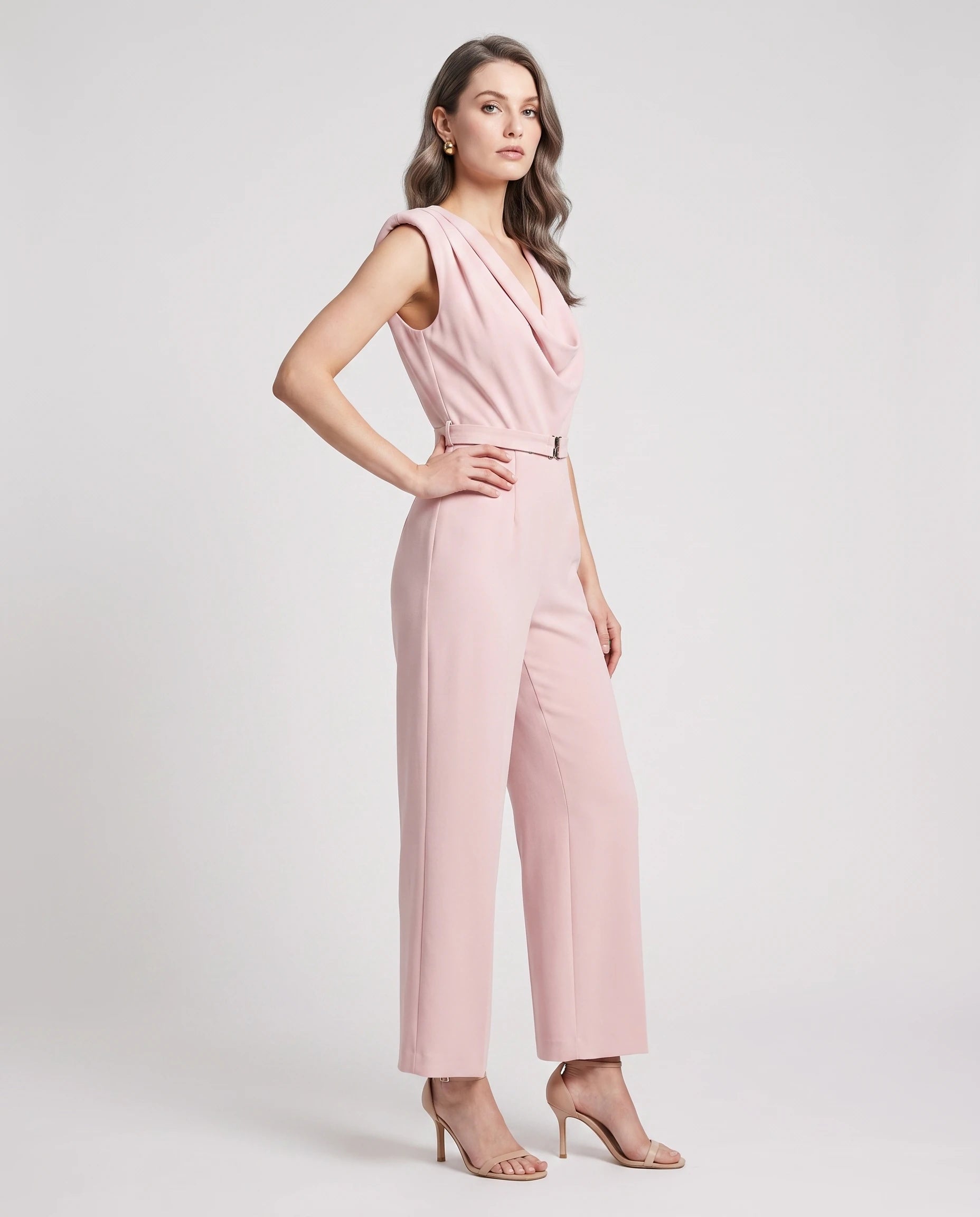 Combinaison drapée sans manches Sibylle, coloris Rose Poudré - studio trois-quarts